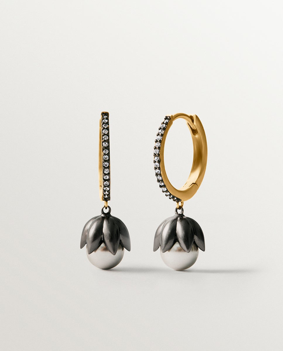 Pendientes bicolor de aro bañados en oro amarillo con acabado gunmetal, perlas grises, cristales y forma de flor - Aristocrazy - Dorado Dorado-3