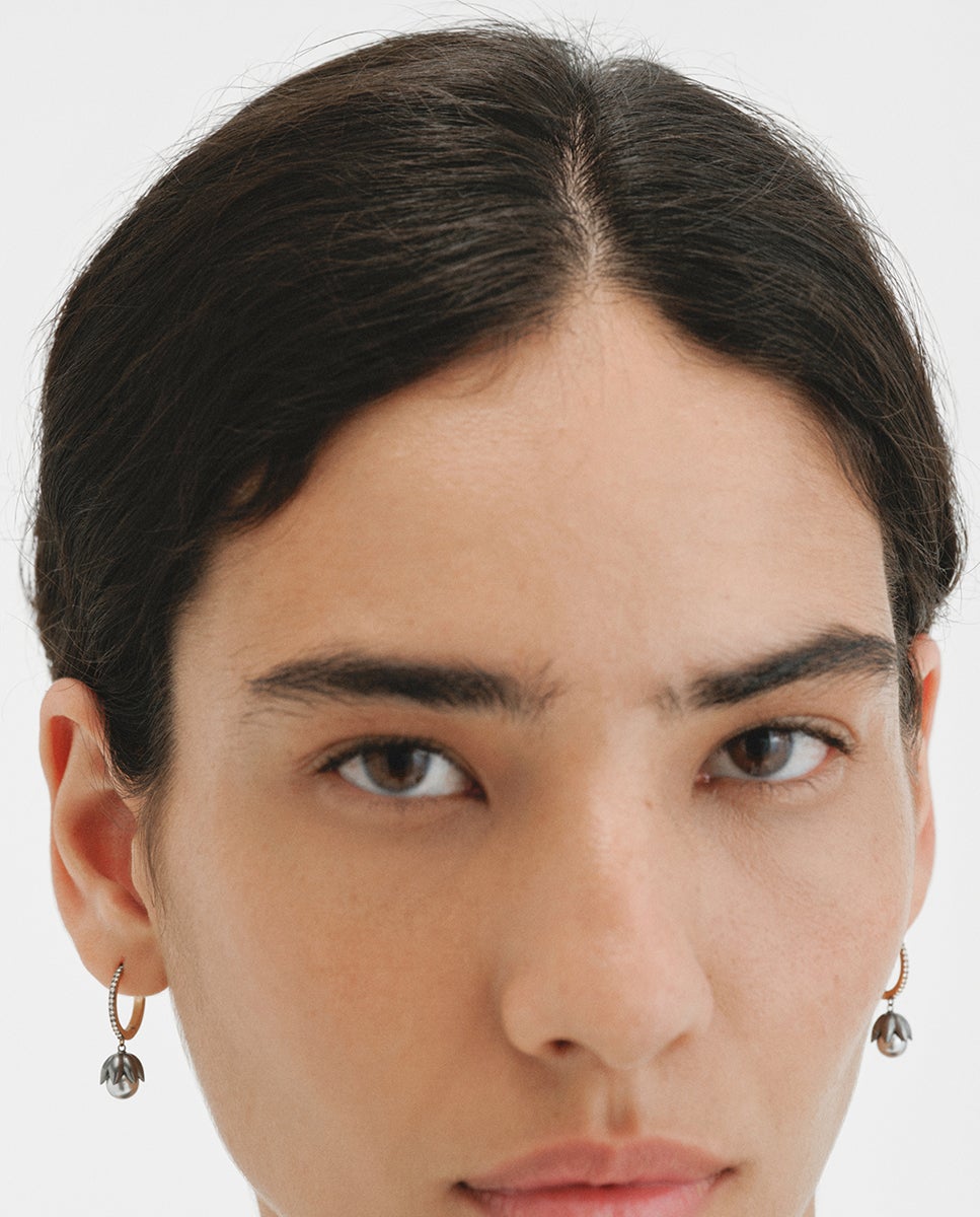 Pendientes bicolor de aro bañados en oro amarillo con acabado gunmetal, perlas grises, cristales y forma de flor - Aristocrazy - Dorado Dorado-4