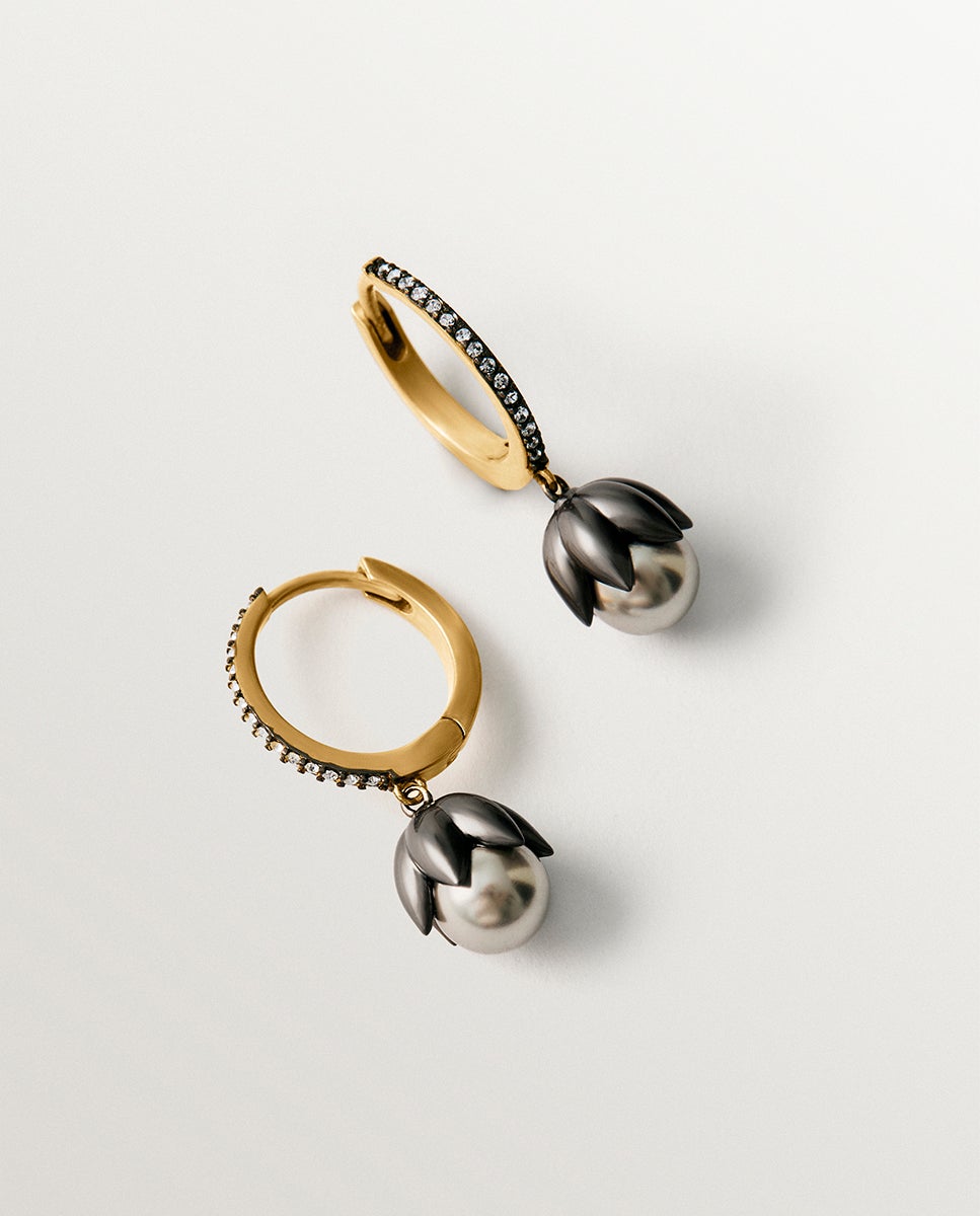 Pendientes bicolor de aro bañados en oro amarillo con acabado gunmetal, perlas grises, cristales y forma de flor - Aristocrazy - Dorado Dorado-5