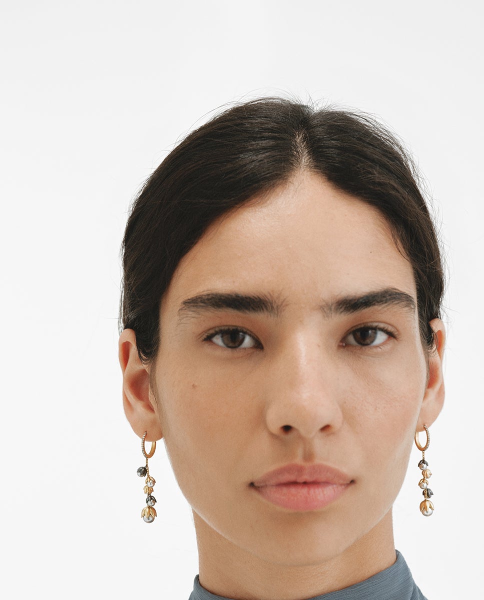 Pendientes bicolor bañados en oro amarillo con acabado gunmetal, perlas grises, cristales y forma de flor - Aristocrazy - Dorado Dorado-2