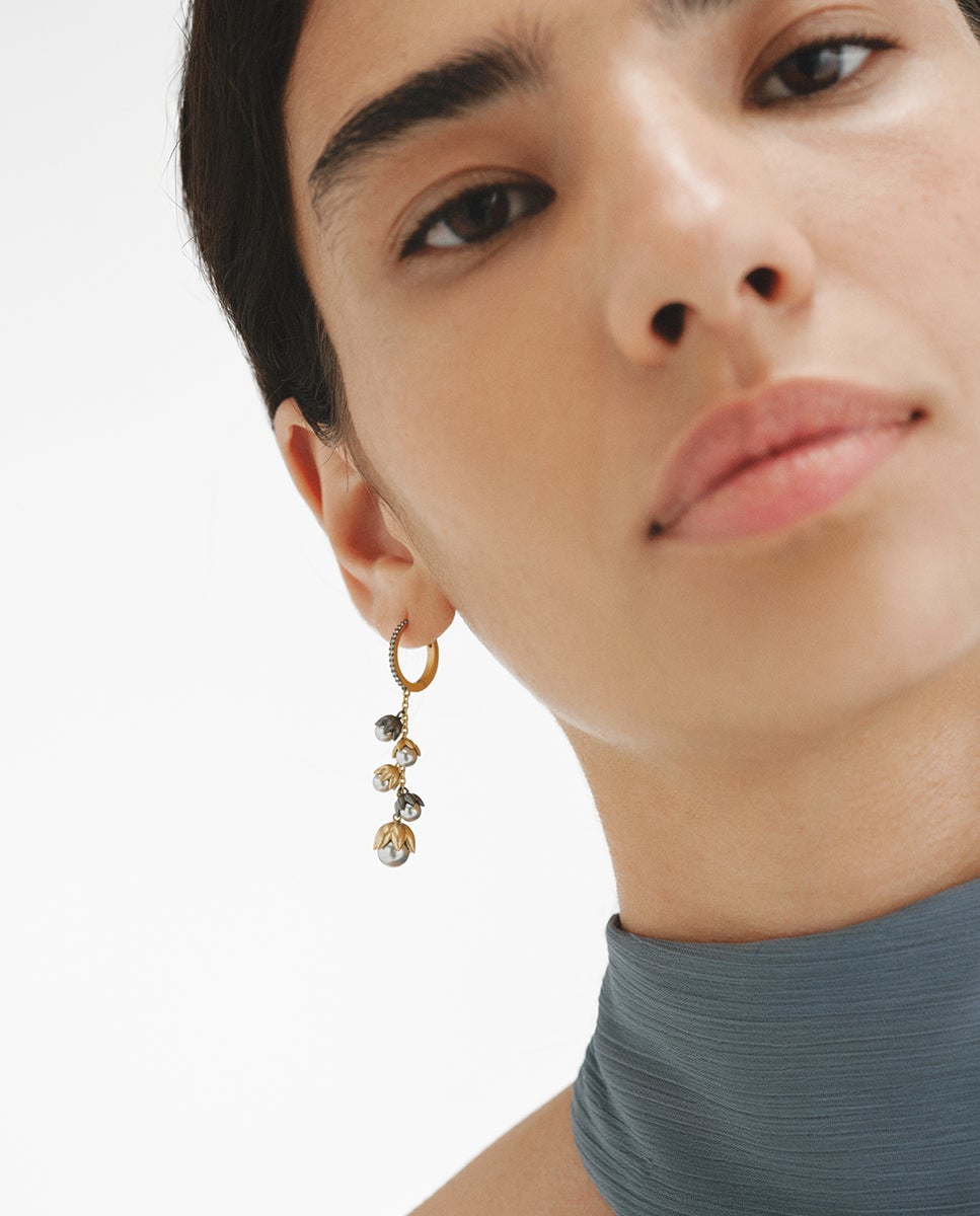 Pendientes bicolor bañados en oro amarillo con acabado gunmetal, perlas grises, cristales y forma de flor - Aristocrazy - Dorado Dorado-4