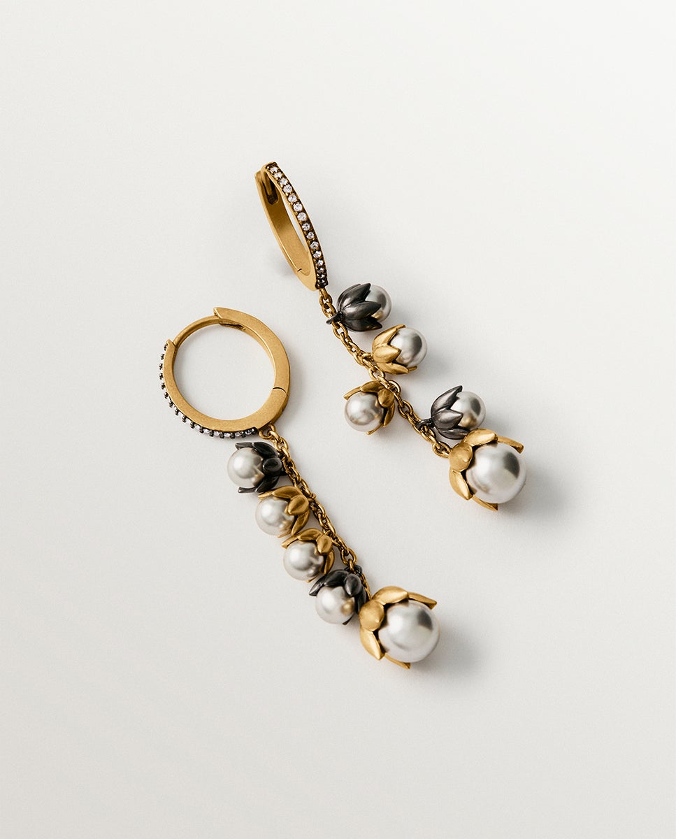 Pendientes bicolor bañados en oro amarillo con acabado gunmetal, perlas grises, cristales y forma de flor - Aristocrazy - Dorado Dorado-5
