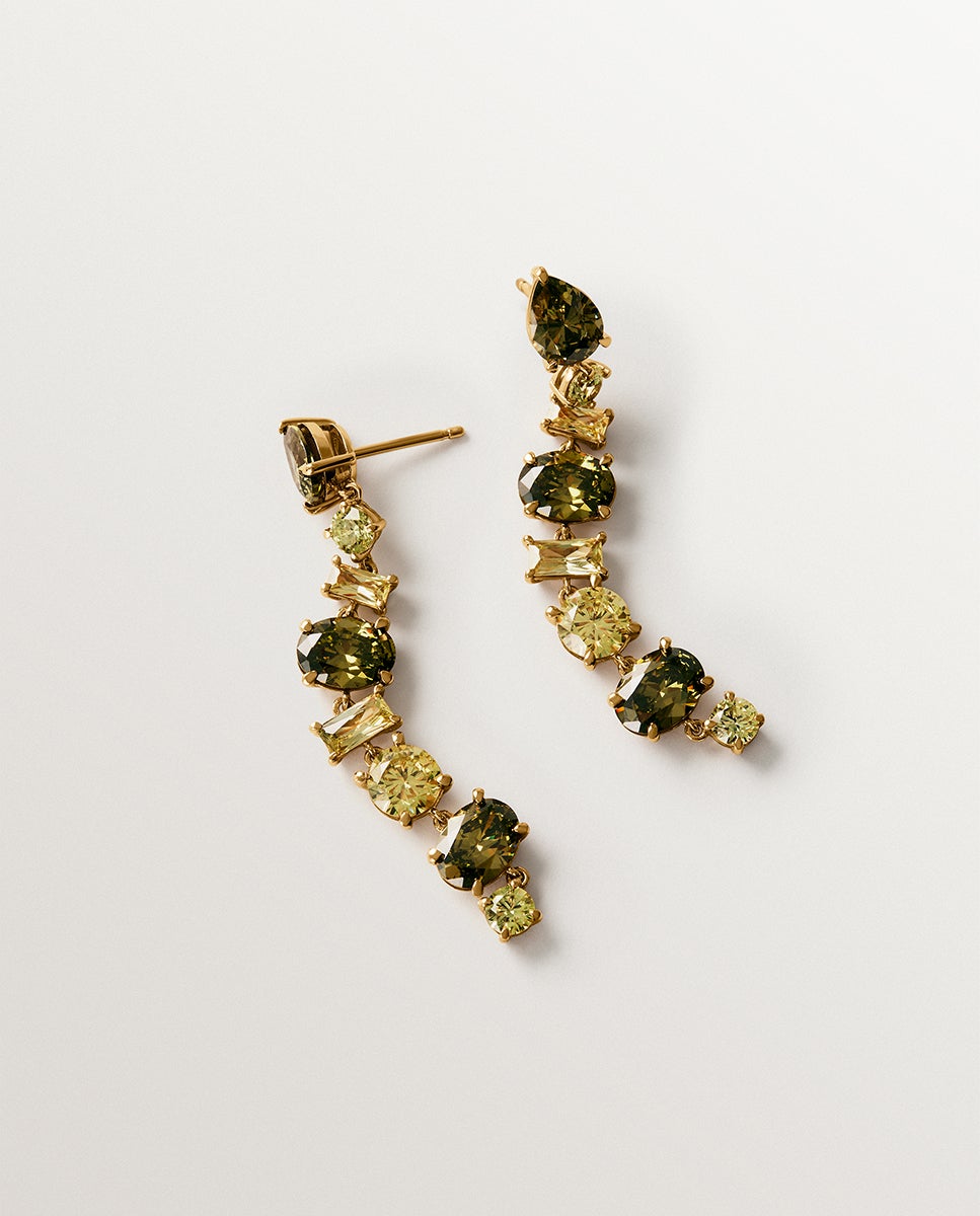 Pendientes largos bañados en oro amarillo con cristales verdes - Aristocrazy - Dorado Dorado-5