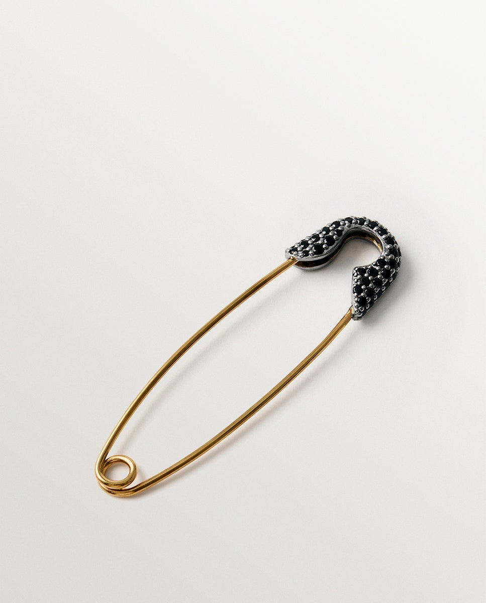 Charm bañado en oro amarillo con espinelas negras y forma de imperdible - Aristocrazy - Negro Negro-1
