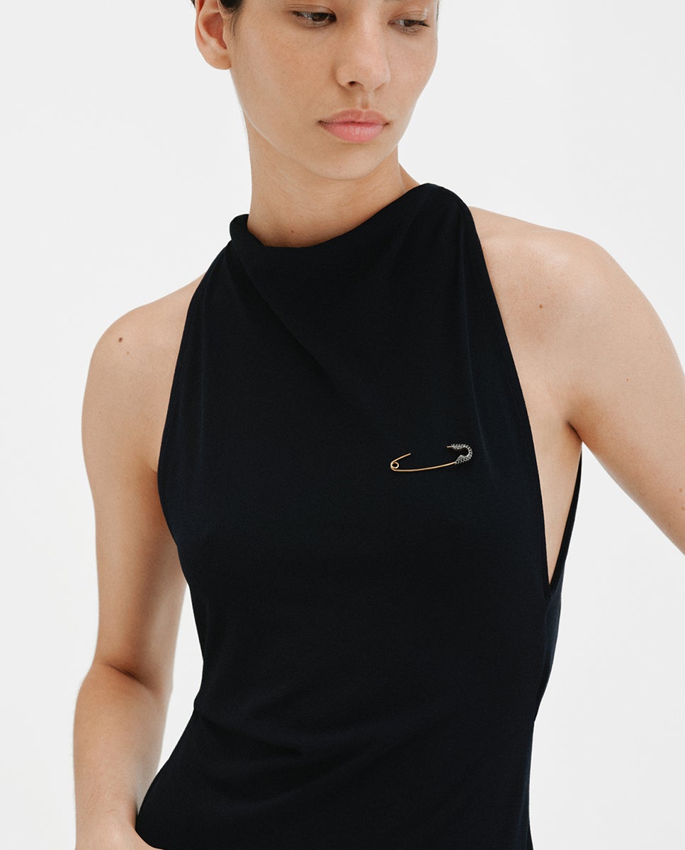 Charm bañado en oro amarillo con espinelas negras y forma de imperdible - Aristocrazy - Negro Negro-4