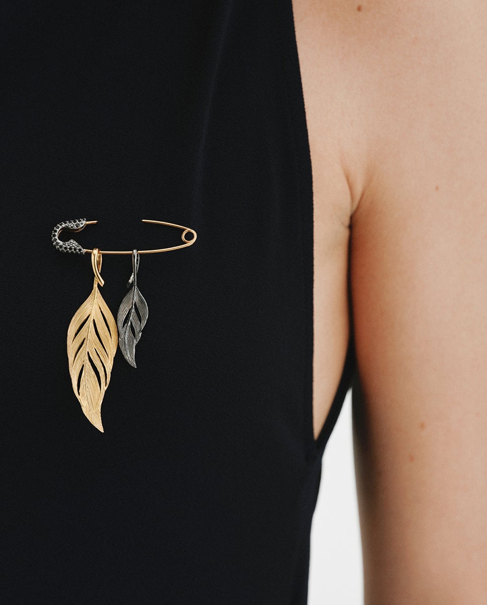 Charm bañado en oro amarillo con espinelas negras y forma de imperdible - Aristocrazy - Negro Negro-5
