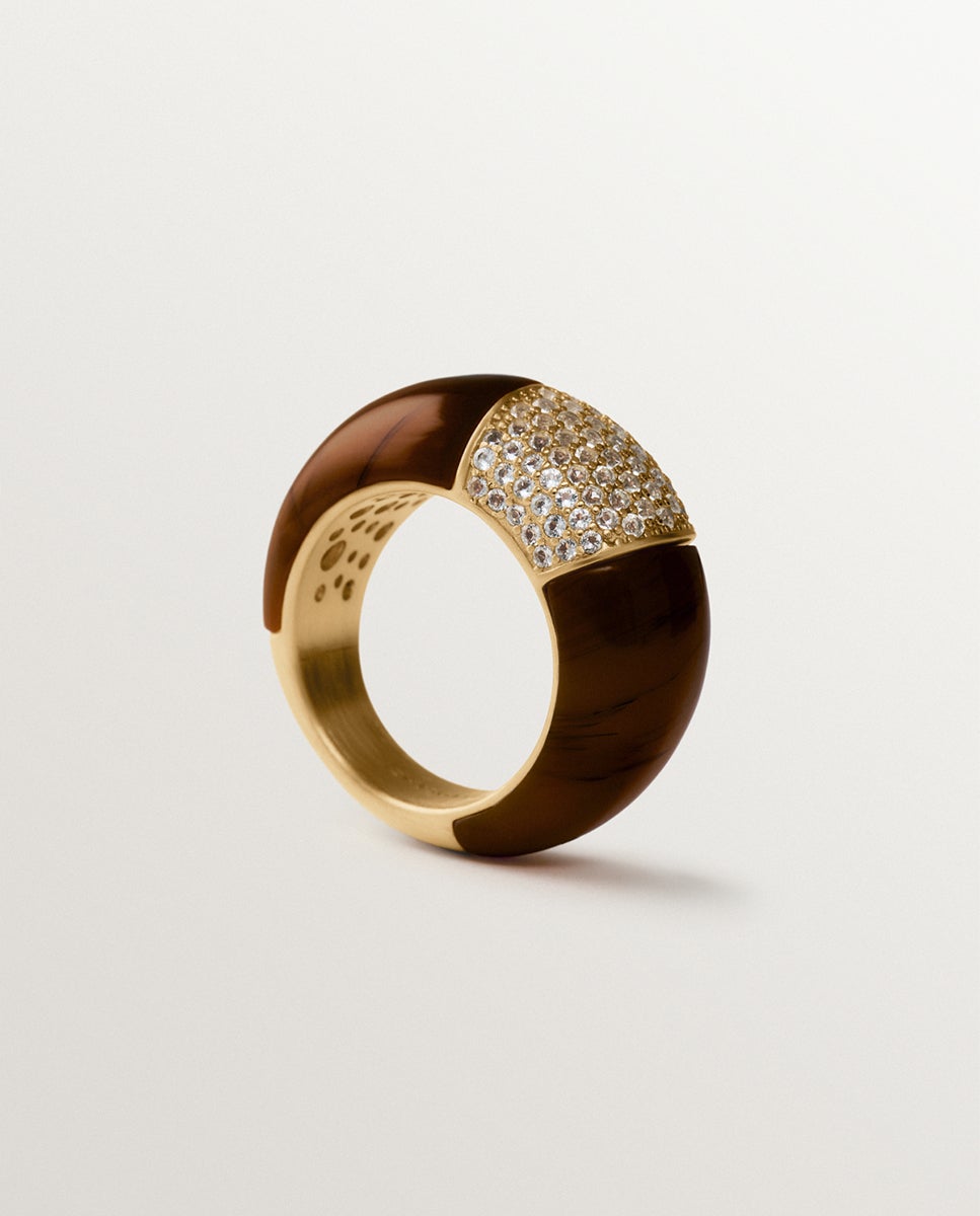 Anillo abombado bañado en oro amarillo de 18k con resina marrón y cristales - Aristocrazy - Dorado Dorado-2