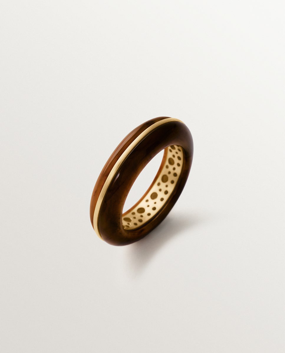 Imagen 0 de Anillo grueso bañado en oro amarillo de 18k con efecto cepillado y resina marrón Dorado