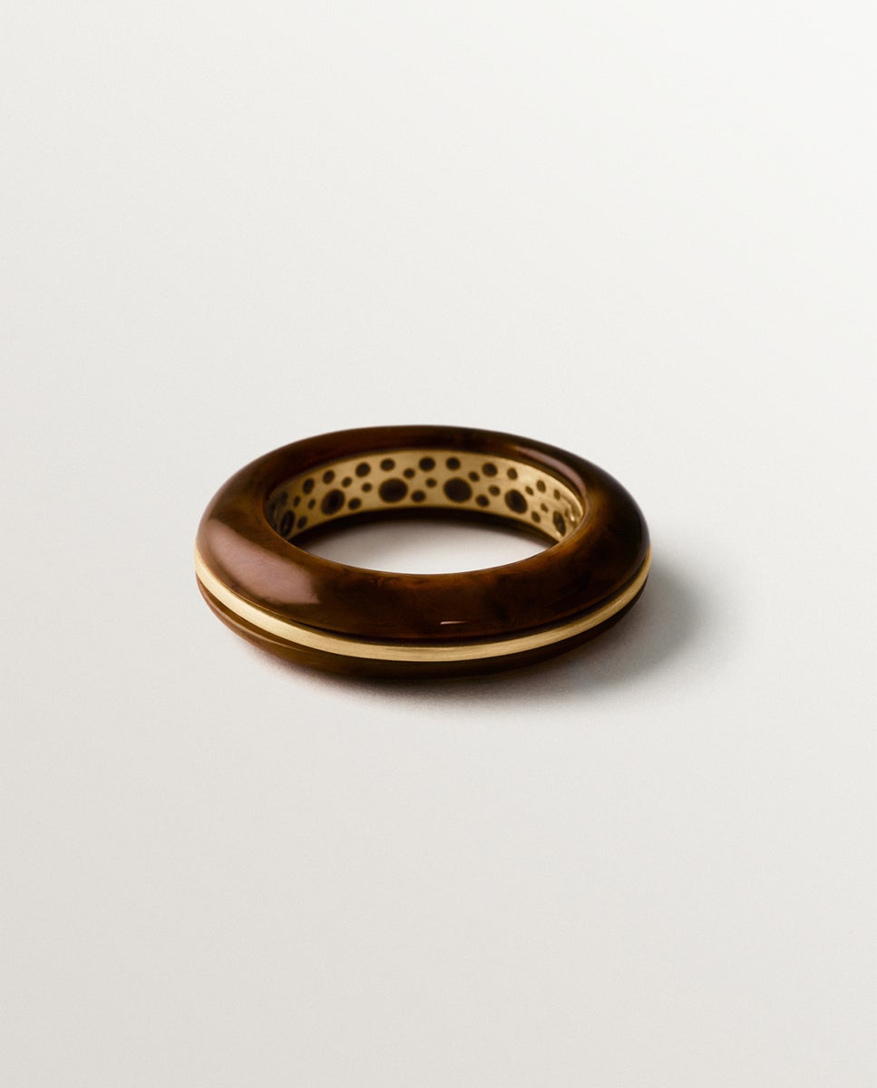 Anillo grueso bañado en oro amarillo de 18k con efecto cepillado y resina marrón - Aristocrazy - Dorado Dorado-2