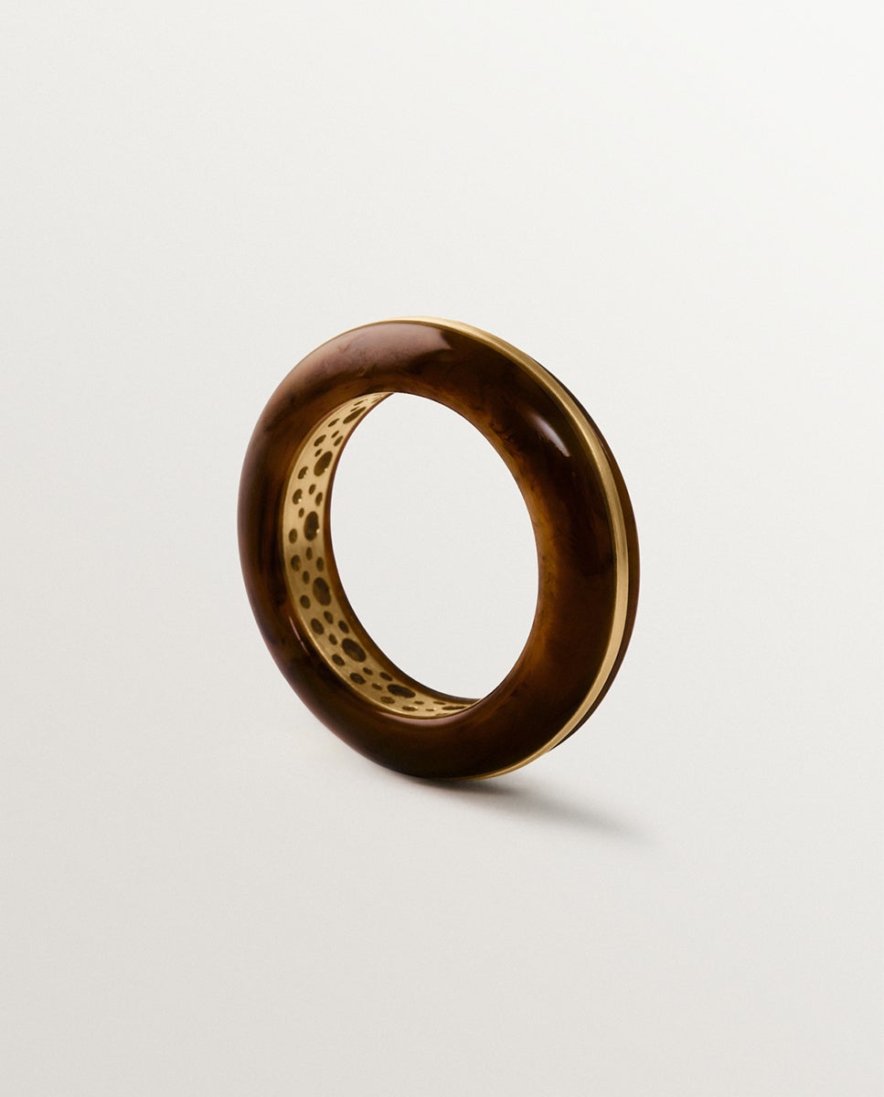 Anillo grueso bañado en oro amarillo de 18k con efecto cepillado y resina marrón - Aristocrazy - Dorado Dorado-3