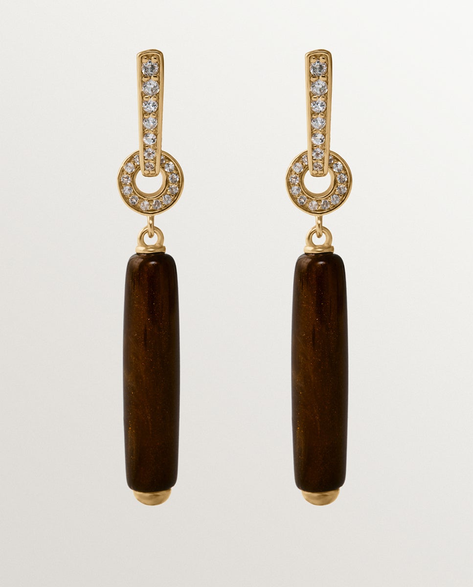 Imagen 0 de Pendientes largos bañados en oro amarillo de 18k con efecto cepillado, resina marrón y cristales Dorado