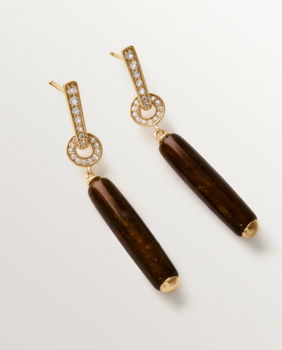Pendientes largos bañados en oro amarillo de 18k con efecto cepillado, resina marrón y cristales - Aristocrazy - Dorado Dorado-3