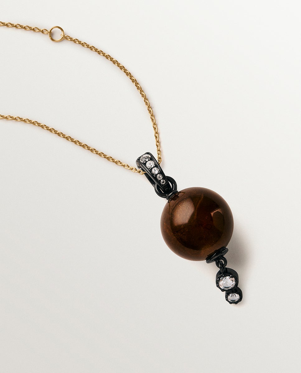 Charm bañado en oro amarillo de 18k con resina marrón, cristales y motivo de esfera - Aristocrazy - Dorado Dorado-2