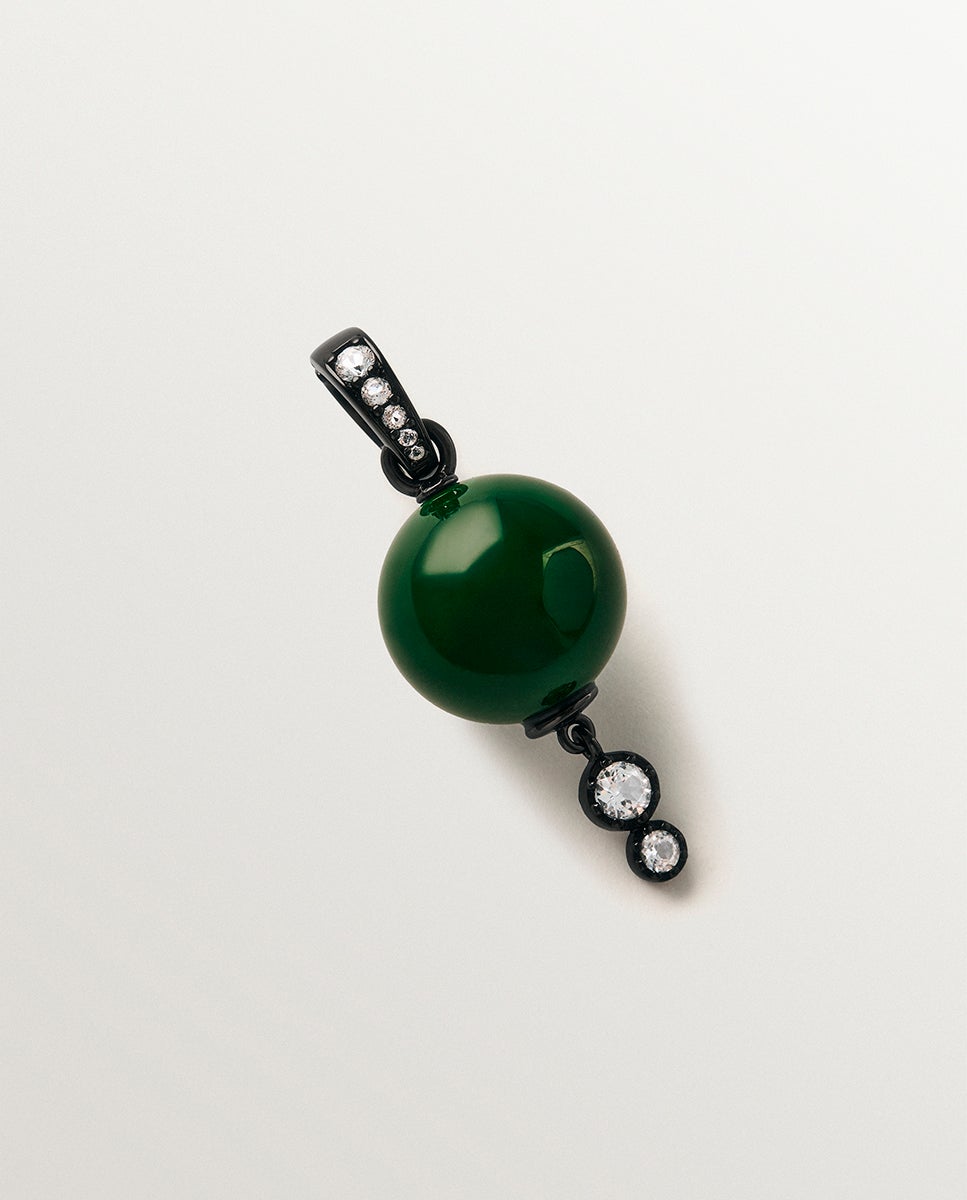Imagen 0 de Charm con acabado gunmetal con resina verde, cristales y motivo de esfera Plateado