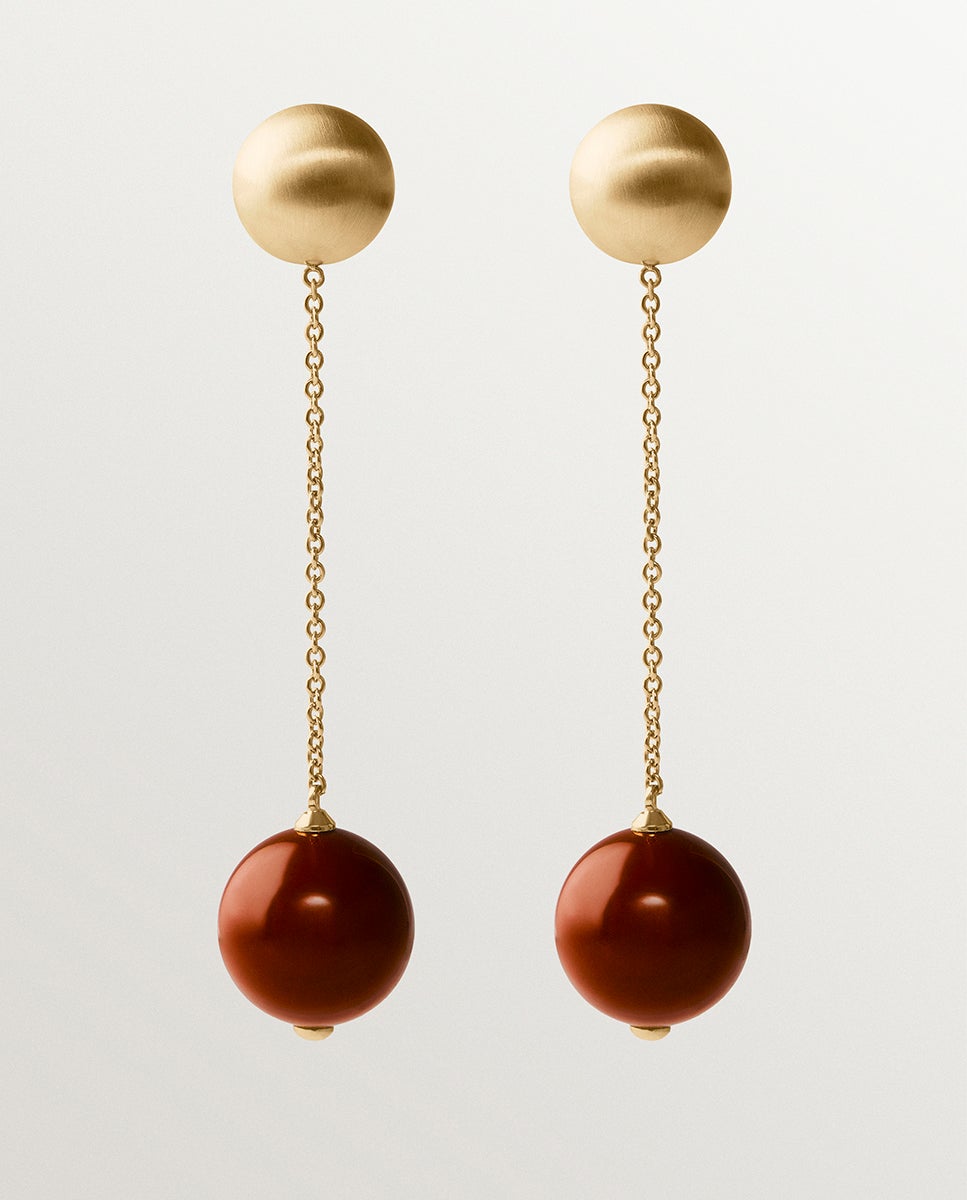 Imagen 0 de Pendientes largos bañados en oro de 18k con efecto cepillado, ágata roja y motivo de esferas Rojo