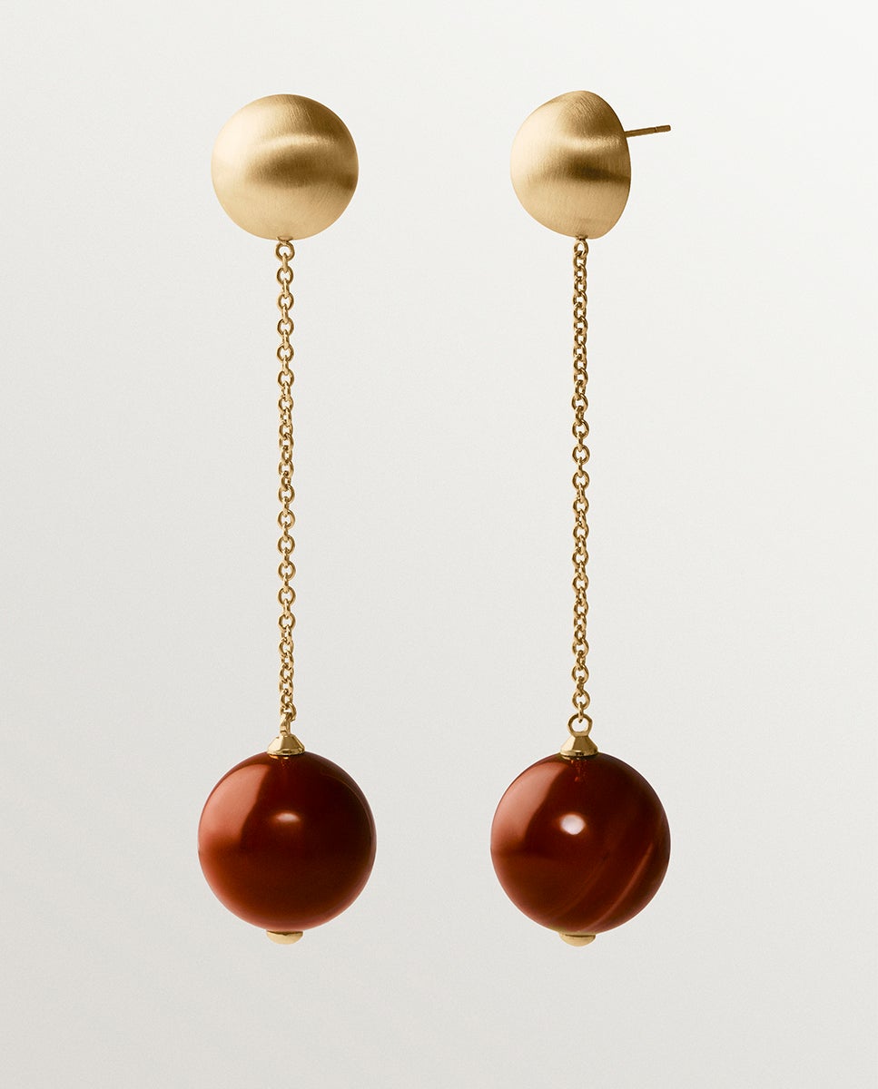 Pendientes largos bañados en oro de 18k con efecto cepillado, ágata roja y motivo de esferas - Aristocrazy - Rojo Rojo-2