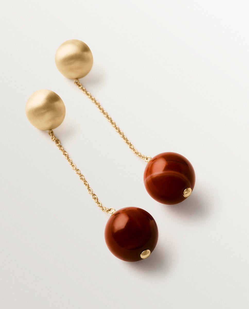 Pendientes largos bañados en oro de 18k con efecto cepillado, ágata roja y motivo de esferas - Aristocrazy - Rojo Rojo-3