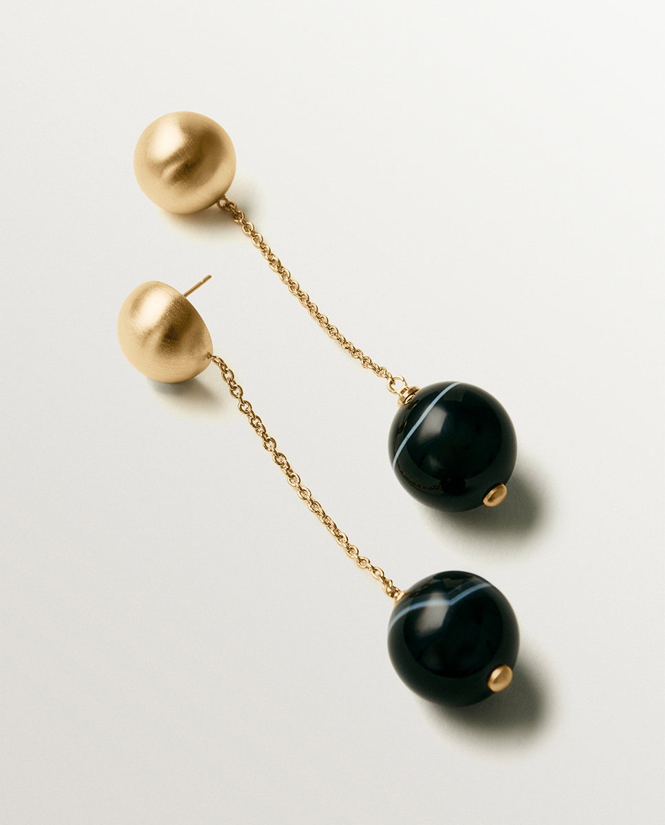 Pendientes largos bañados en oro de 18k con efecto cepillado, ágata negra y motivo de esferas - Aristocrazy - Negro Negro-5