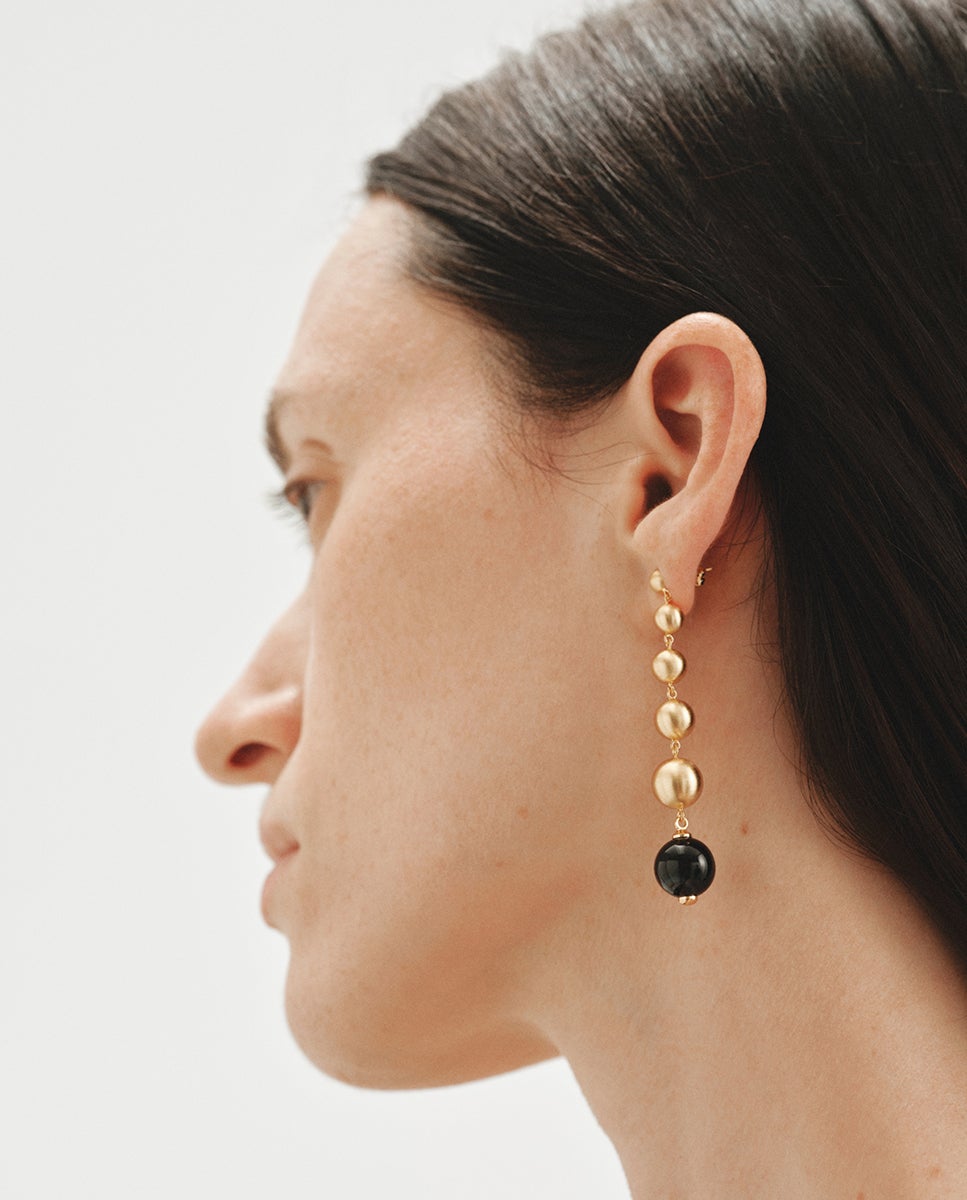 Pendientes largos bañados en oro de 18k con efecto cepillado, ágata negra y motivos de esferas - Aristocrazy - Negro Negro-2
