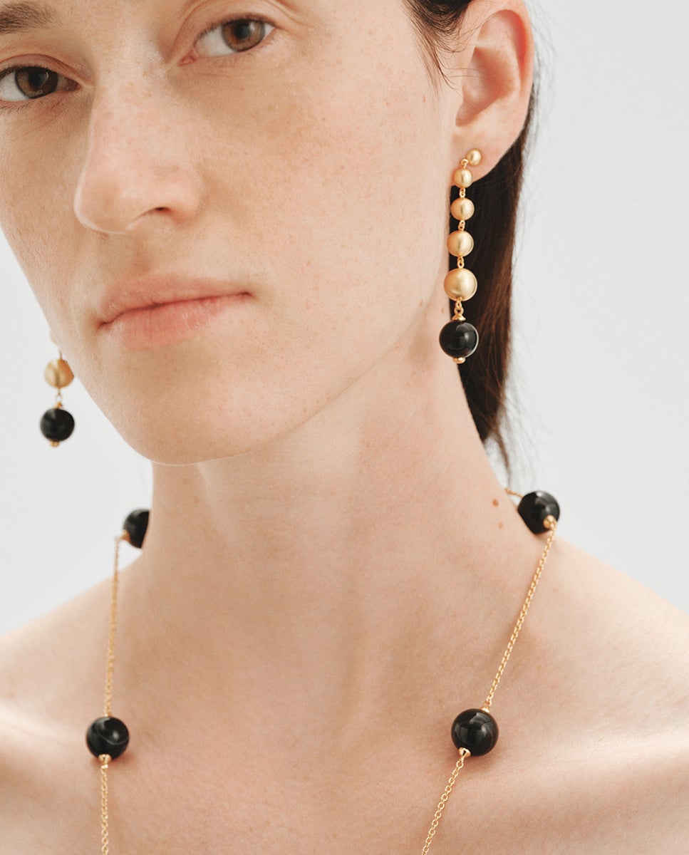 Pendientes largos bañados en oro de 18k con efecto cepillado, ágata negra y motivos de esferas - Aristocrazy - Negro Negro-6