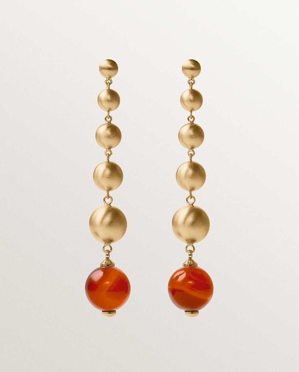 Pendientes largos bañados en oro de 18k con efecto cepillado, ágata roja y motivos de esferas - Aristocrazy - Rojo Rojo-1