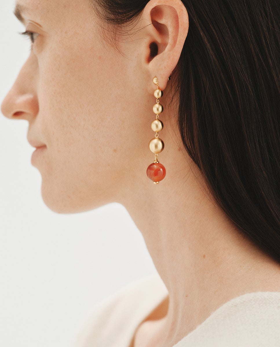 Pendientes largos bañados en oro de 18k con efecto cepillado, ágata roja y motivos de esferas - Aristocrazy - Rojo Rojo-2