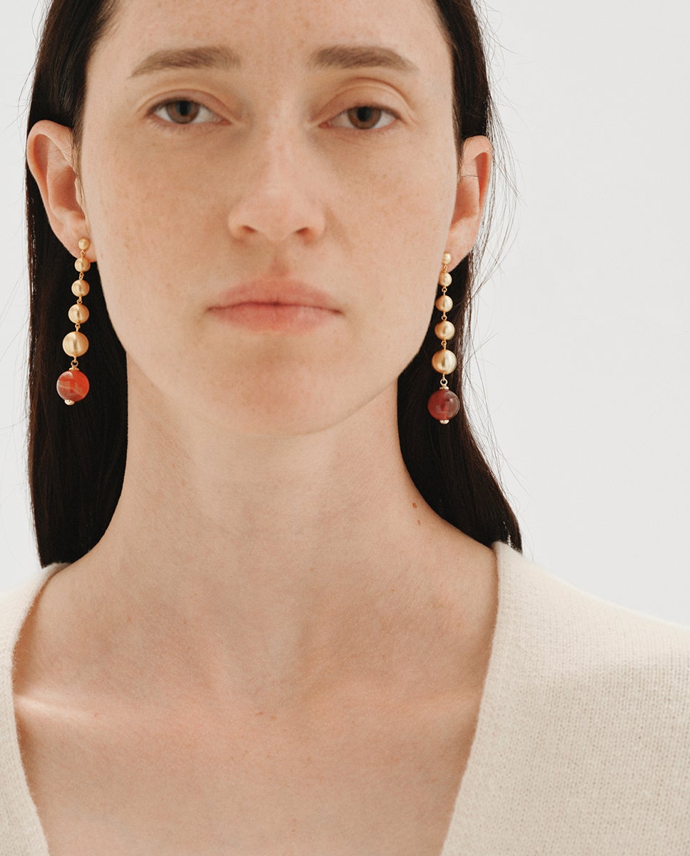 Pendientes largos bañados en oro de 18k con efecto cepillado, ágata roja y motivos de esferas - Aristocrazy - Rojo Rojo-4
