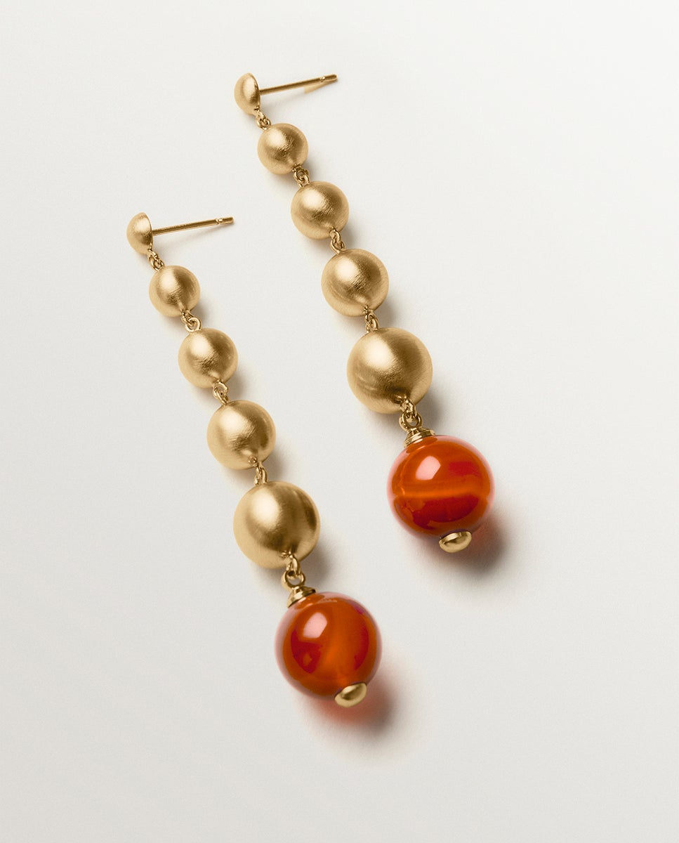 Pendientes largos bañados en oro de 18k con efecto cepillado, ágata roja y motivos de esferas - Aristocrazy - Rojo Rojo-5