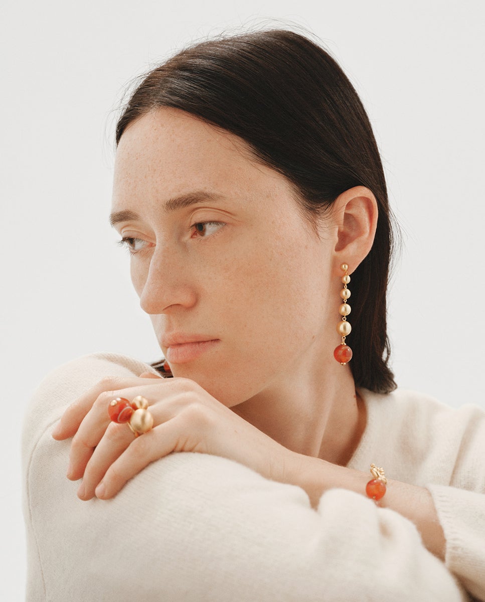 Pendientes largos bañados en oro de 18k con efecto cepillado, ágata roja y motivos de esferas - Aristocrazy - Rojo Rojo-6