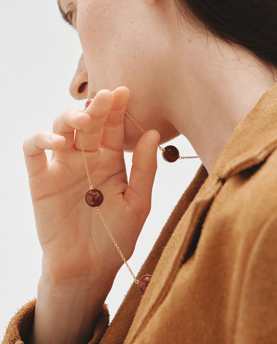 Collar bañado en oro de 18k con efecto cepillado, ágata roja y motivo de esferas - Aristocrazy - Rojo Rojo-2