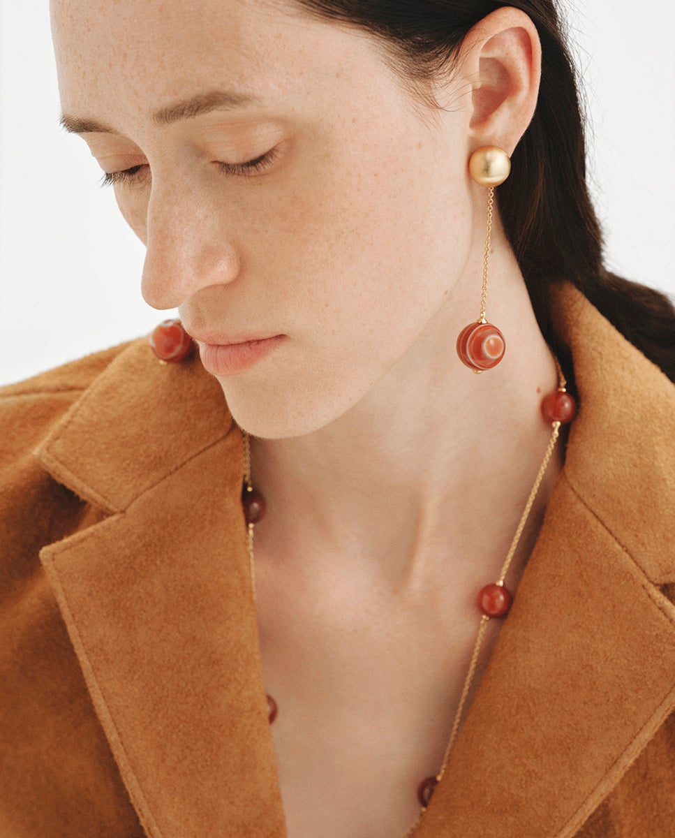 Collar bañado en oro de 18k con efecto cepillado, ágata roja y motivo de esferas - Aristocrazy - Rojo Rojo-5