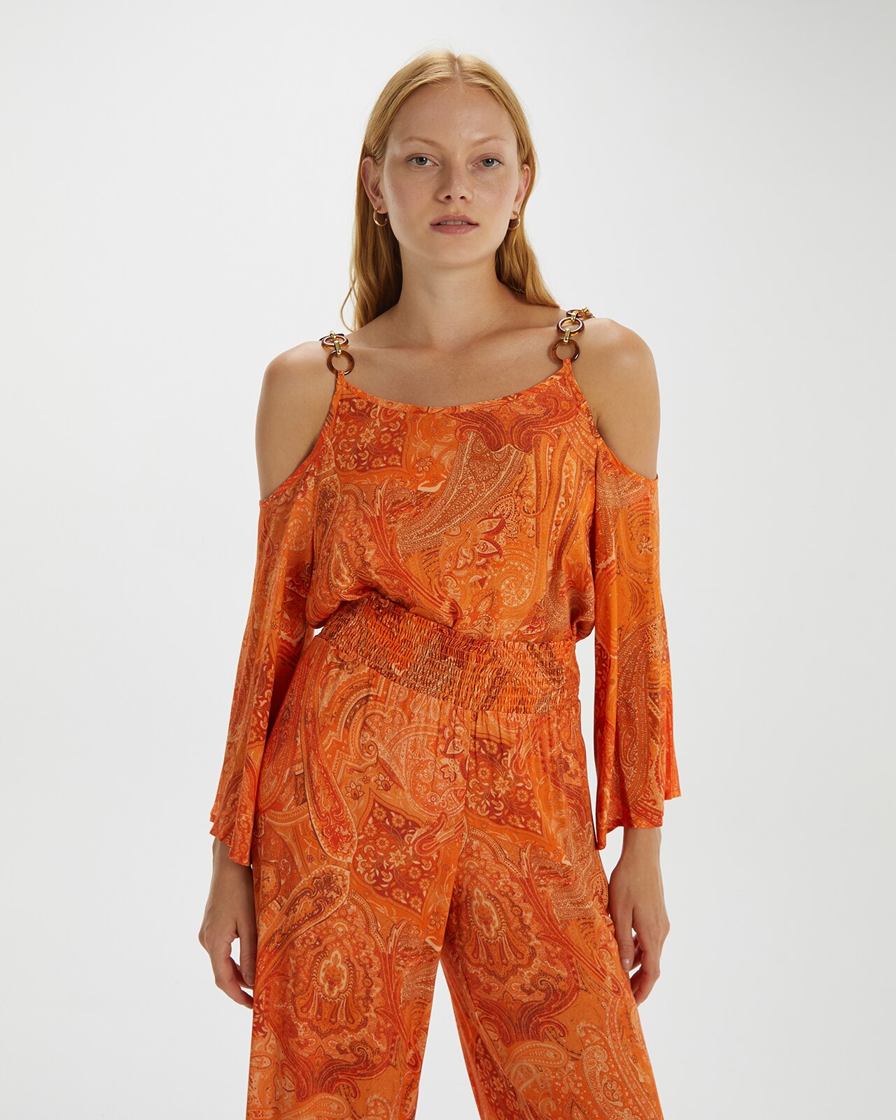 Blusa de mujer estampada con hombros descubiertos