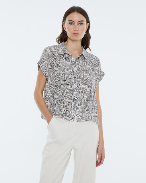Imagen 0 de Camisa de mujer estampada de cuello camisero y manga corta