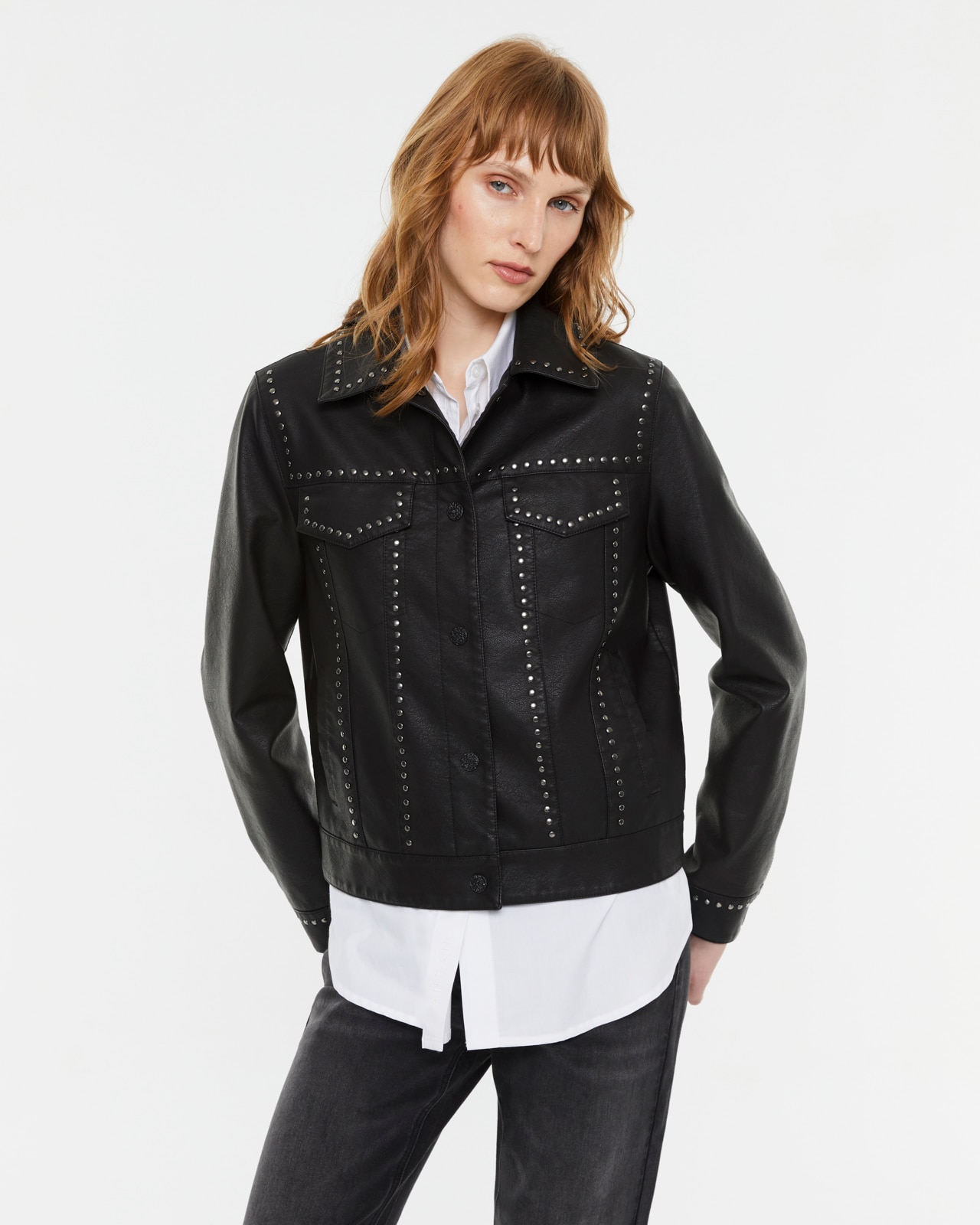 Imagen 0 de Chaqueta de mujer piel ecológica con tachas