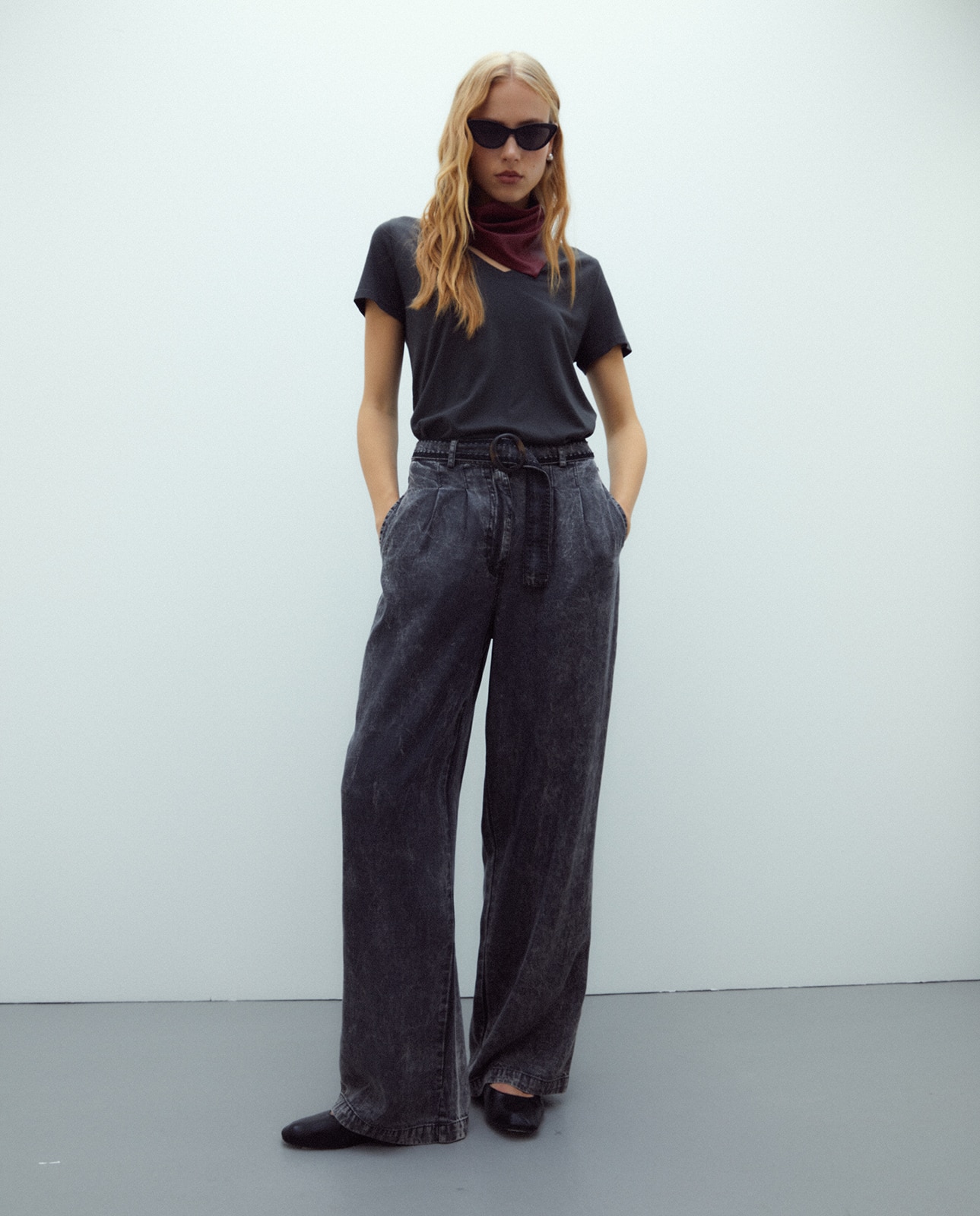 Imagen 0 de Pantalón de mujer recto tencel con pinzas tiro alto
