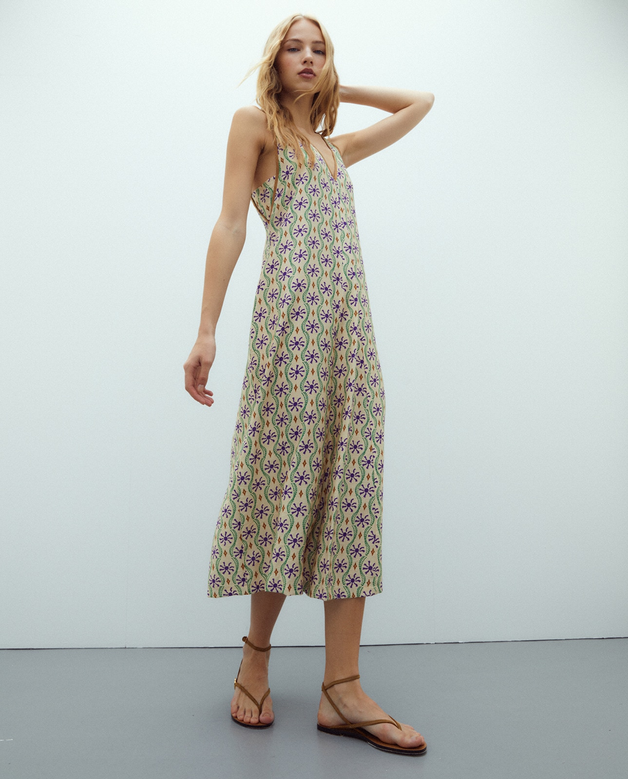Imagen 0 de Vestido midi estampado cuello pico sin mangas