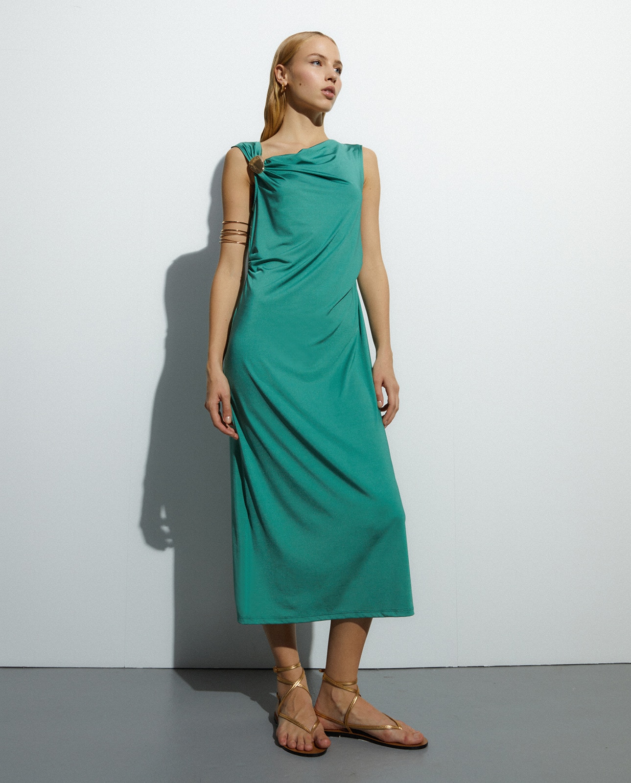 Andam - Vestido largo de punto sin mangas escote drapeado.