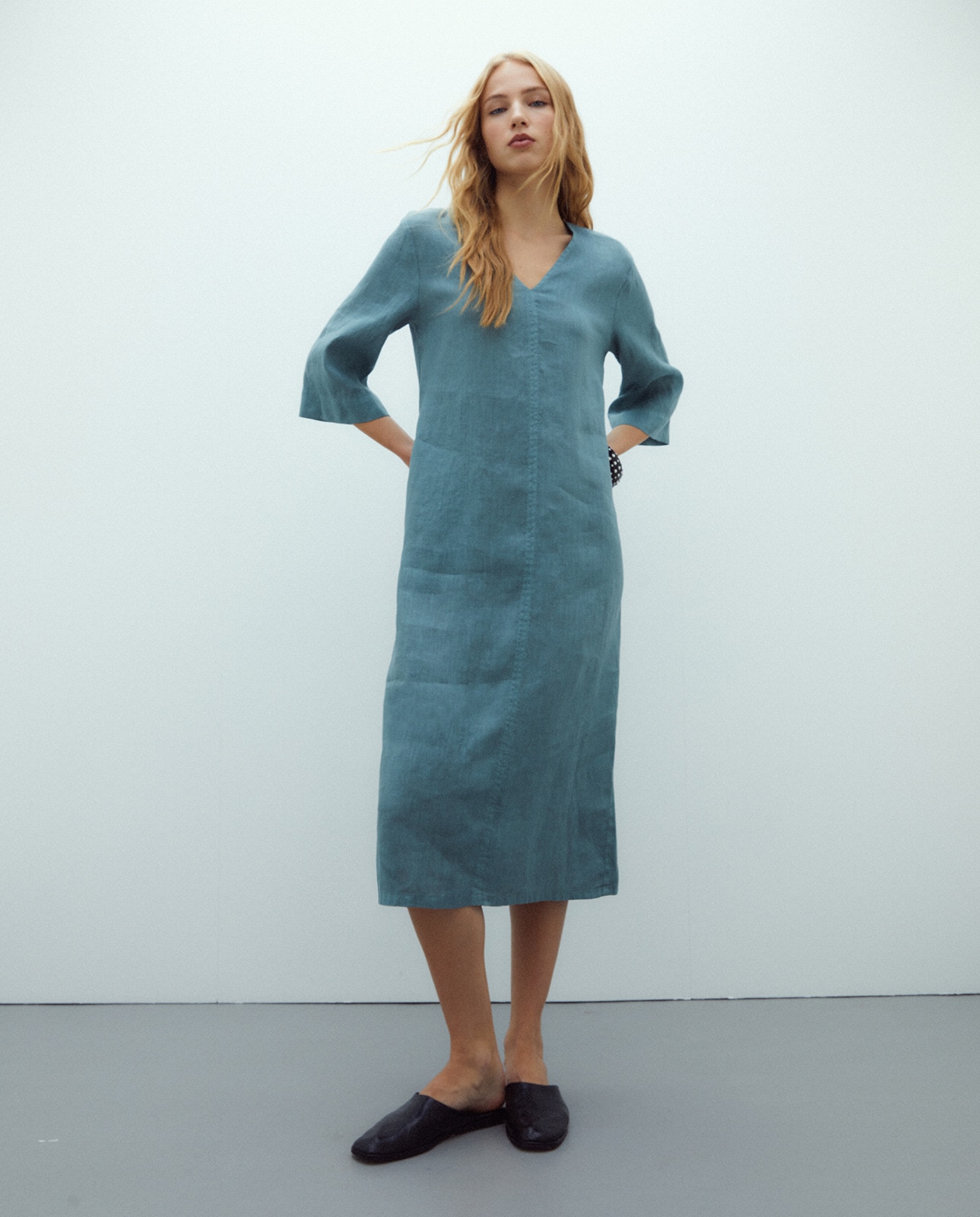 Andam - Vestido midi de lino cuello pico manga francesa.
