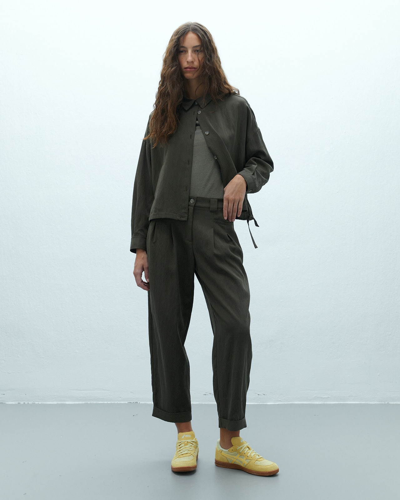 Imagen 0 de Pantalón barrel de mujer tobillero con pinzas Kaki