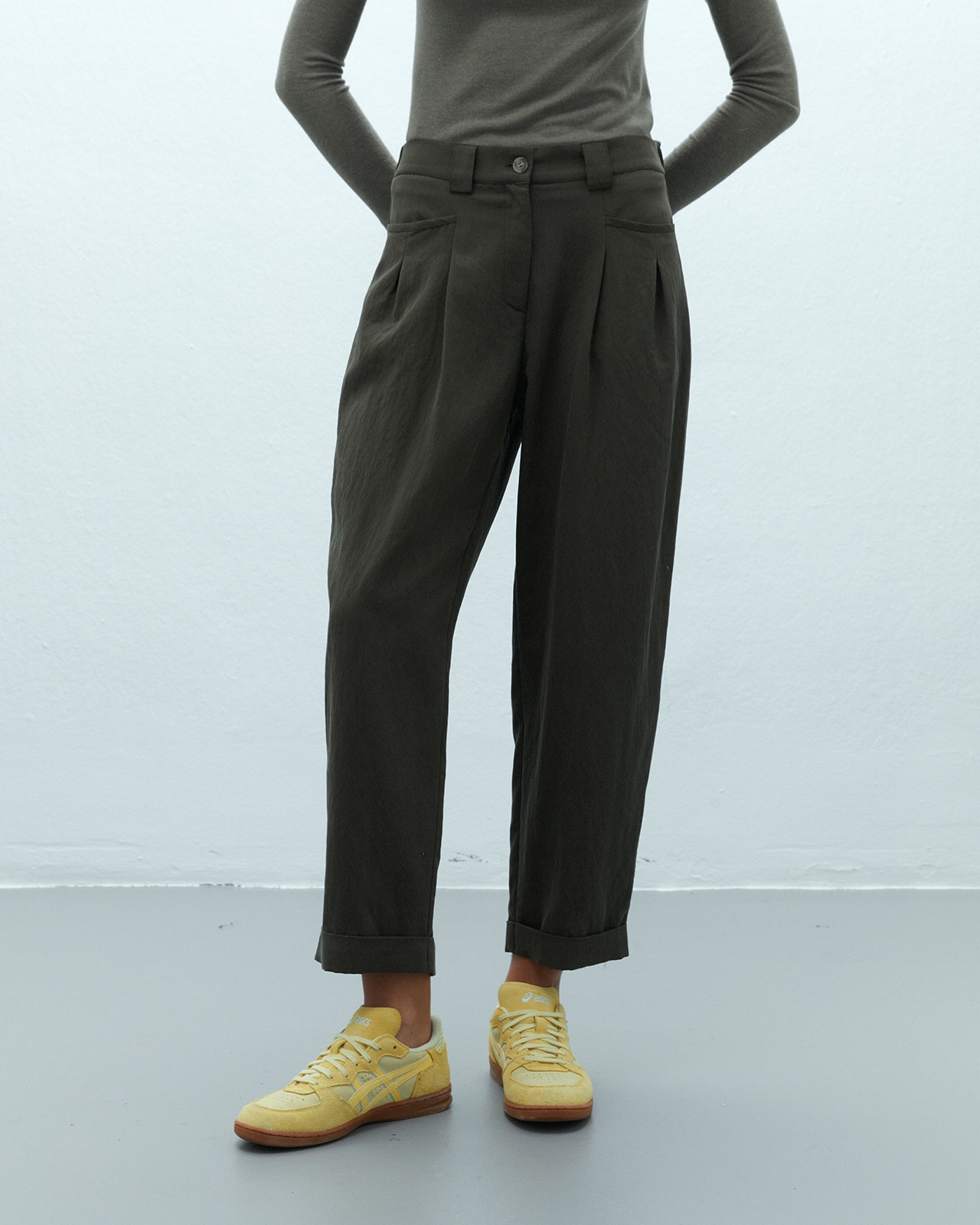 Pantalón barrel de mujer tobillero con pinzas - Andam - Kaki Kaki-2