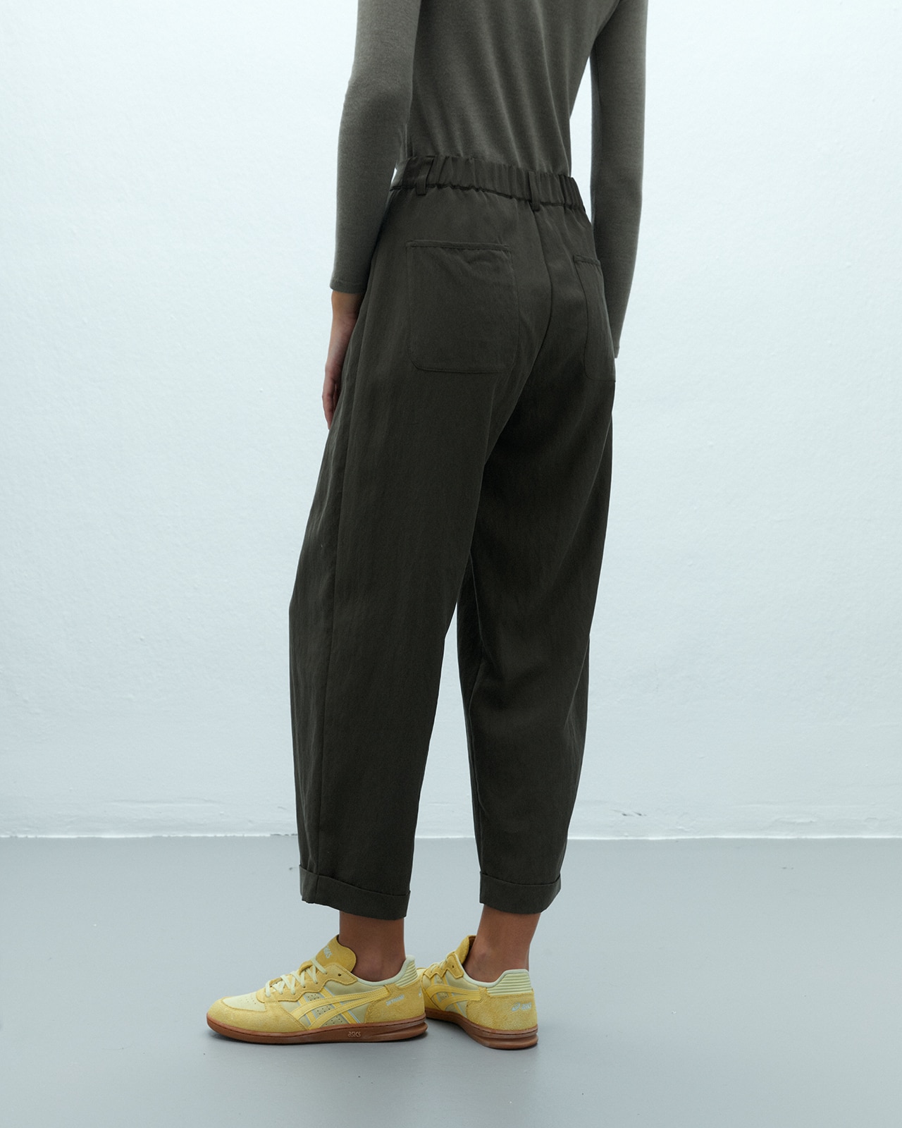 Pantalón barrel de mujer tobillero con pinzas - Andam - Kaki Kaki-3