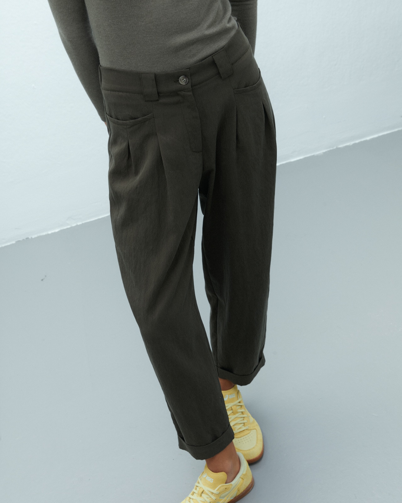 Pantalón barrel de mujer tobillero con pinzas - Andam - Kaki Kaki-4