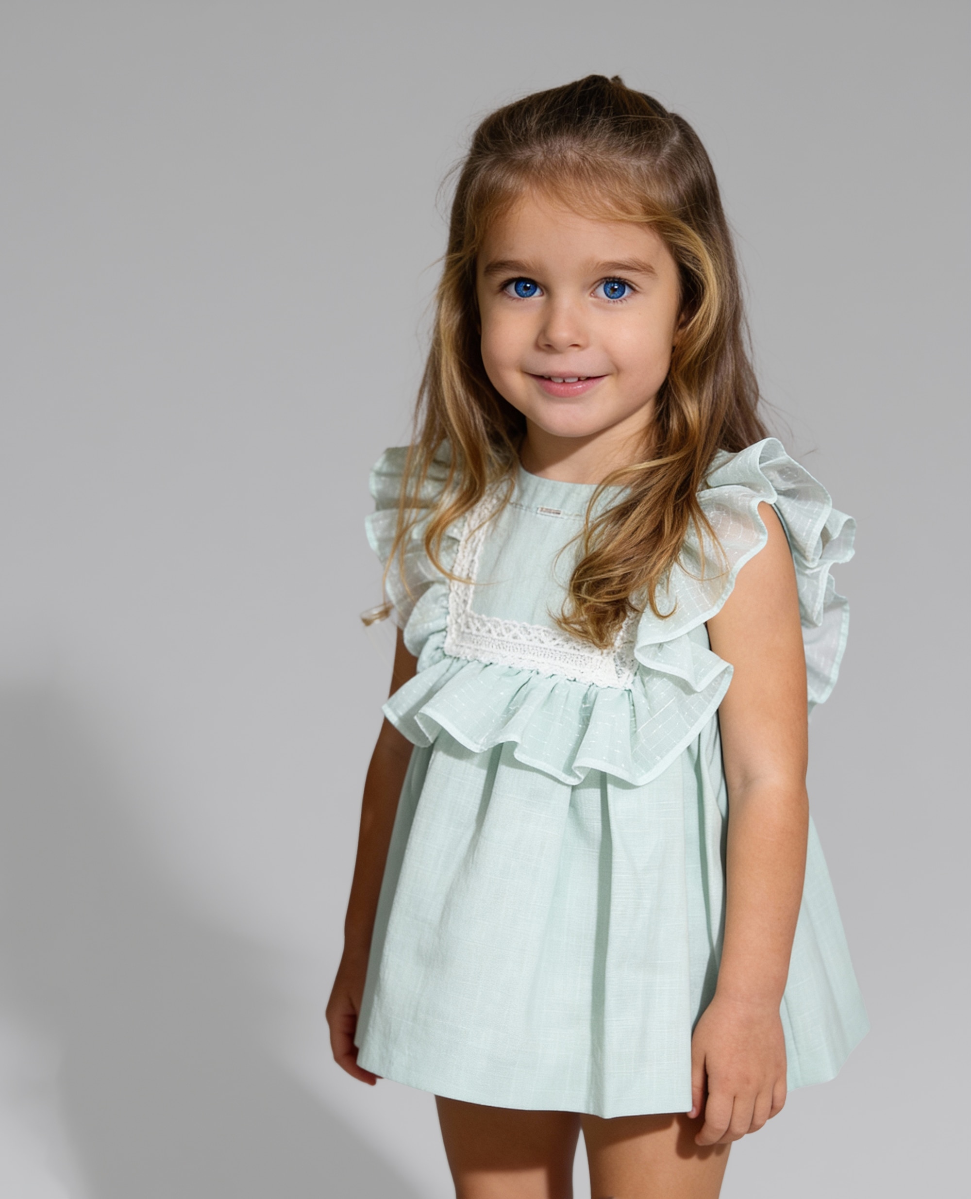 Imagen 0 de Vestido de lino de bebé niña con volante de gasa y puntilla Verde Agua