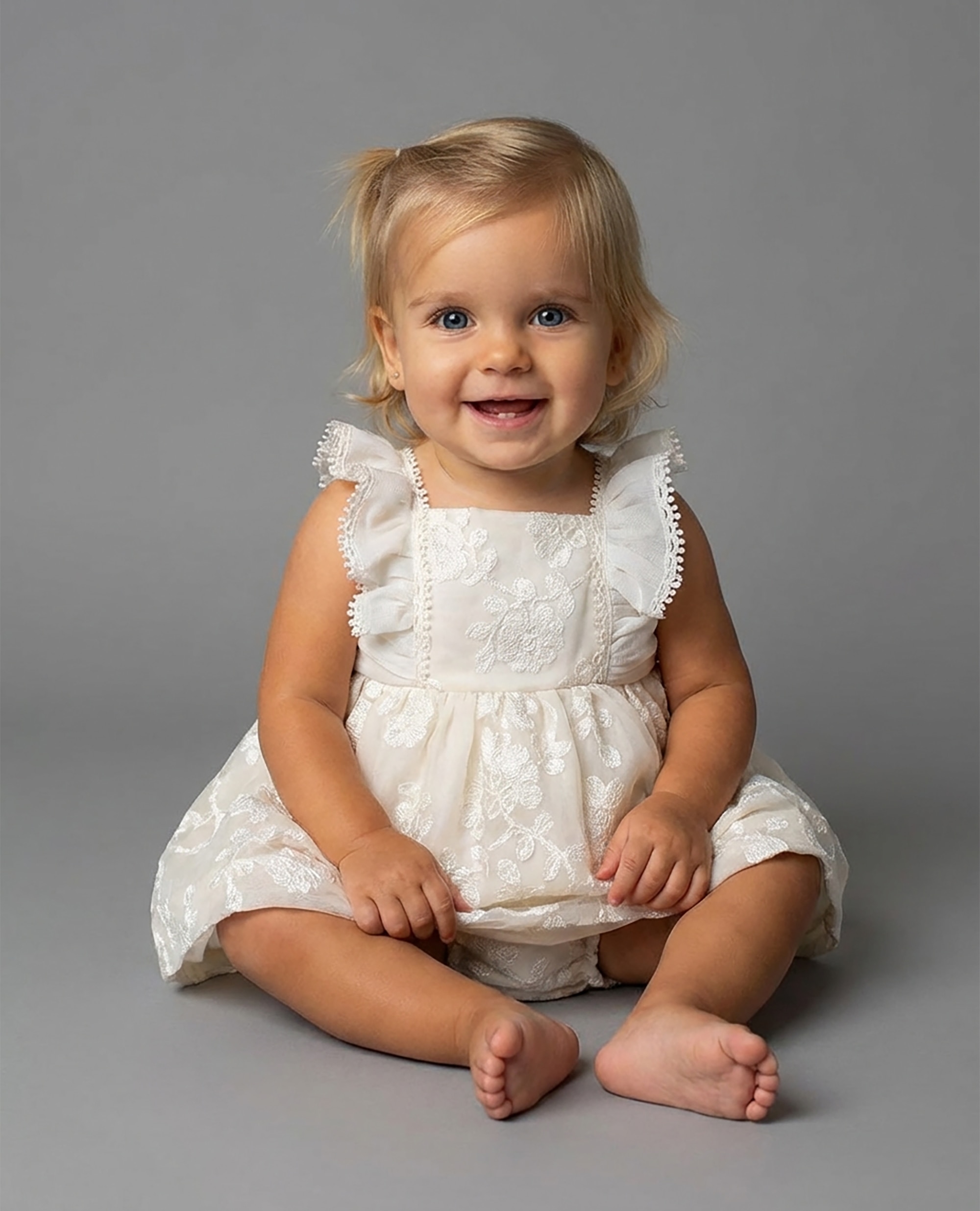 Imagen 0 de Vestido de gasa bordada de bebé niña con volantes de lino Crudo