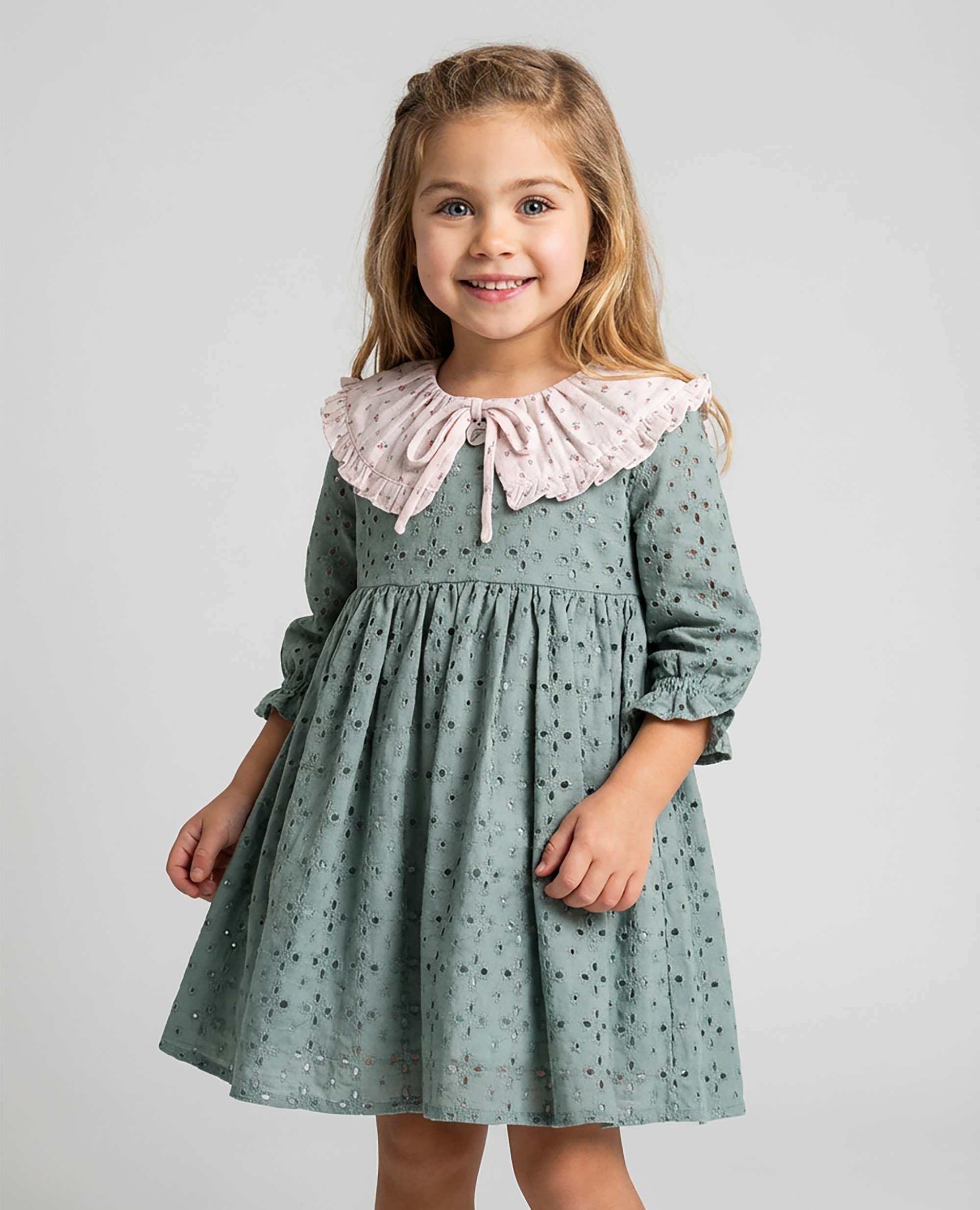 Imagen 0 de Vestido en tejido bordado de niña de algodón orgánico con cuello bámbula Verde claro
