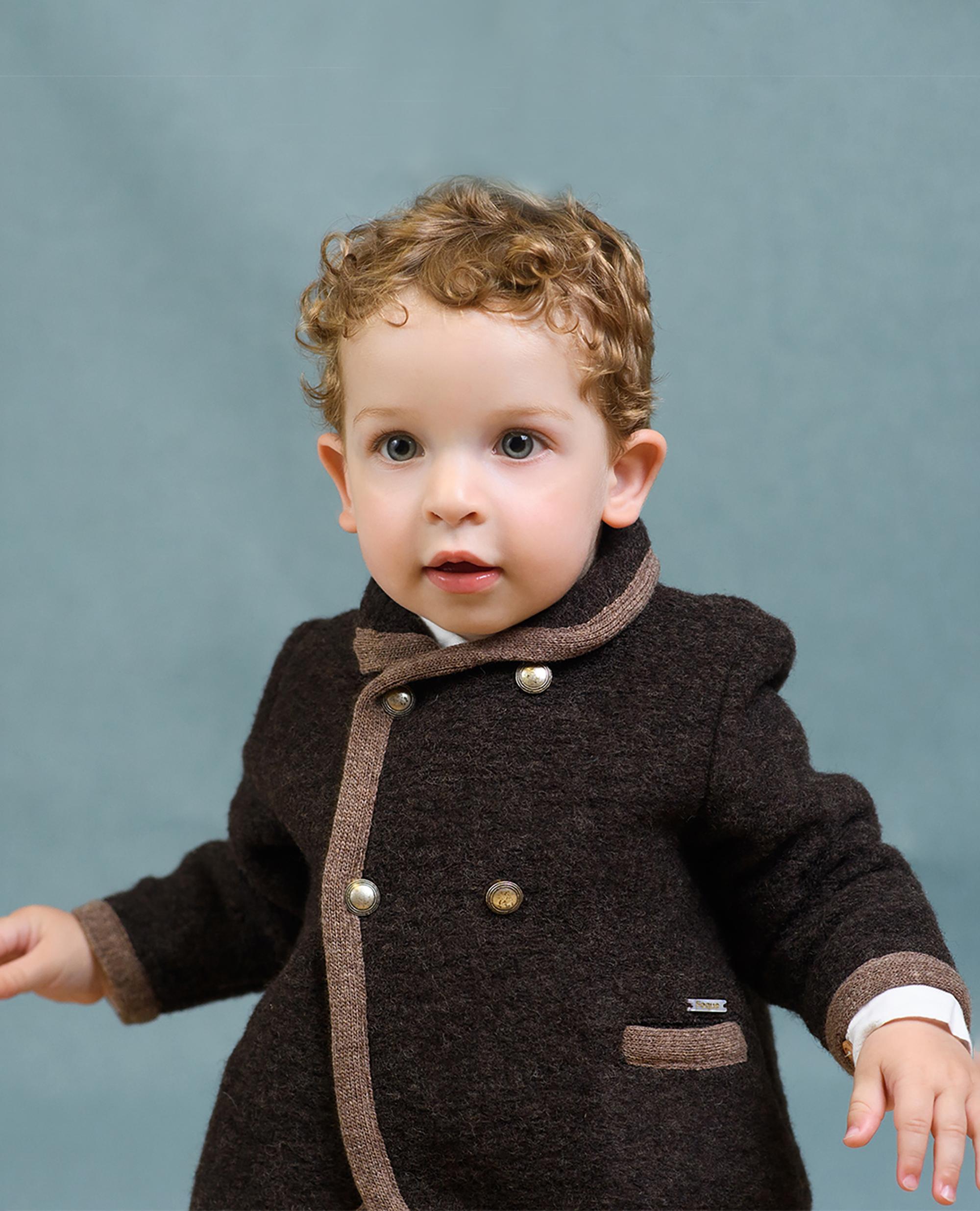 Imagen 0 de Abrigo  bebé niño tipo austriaca con bolsillos y ribete a contraste Marrón chocolate