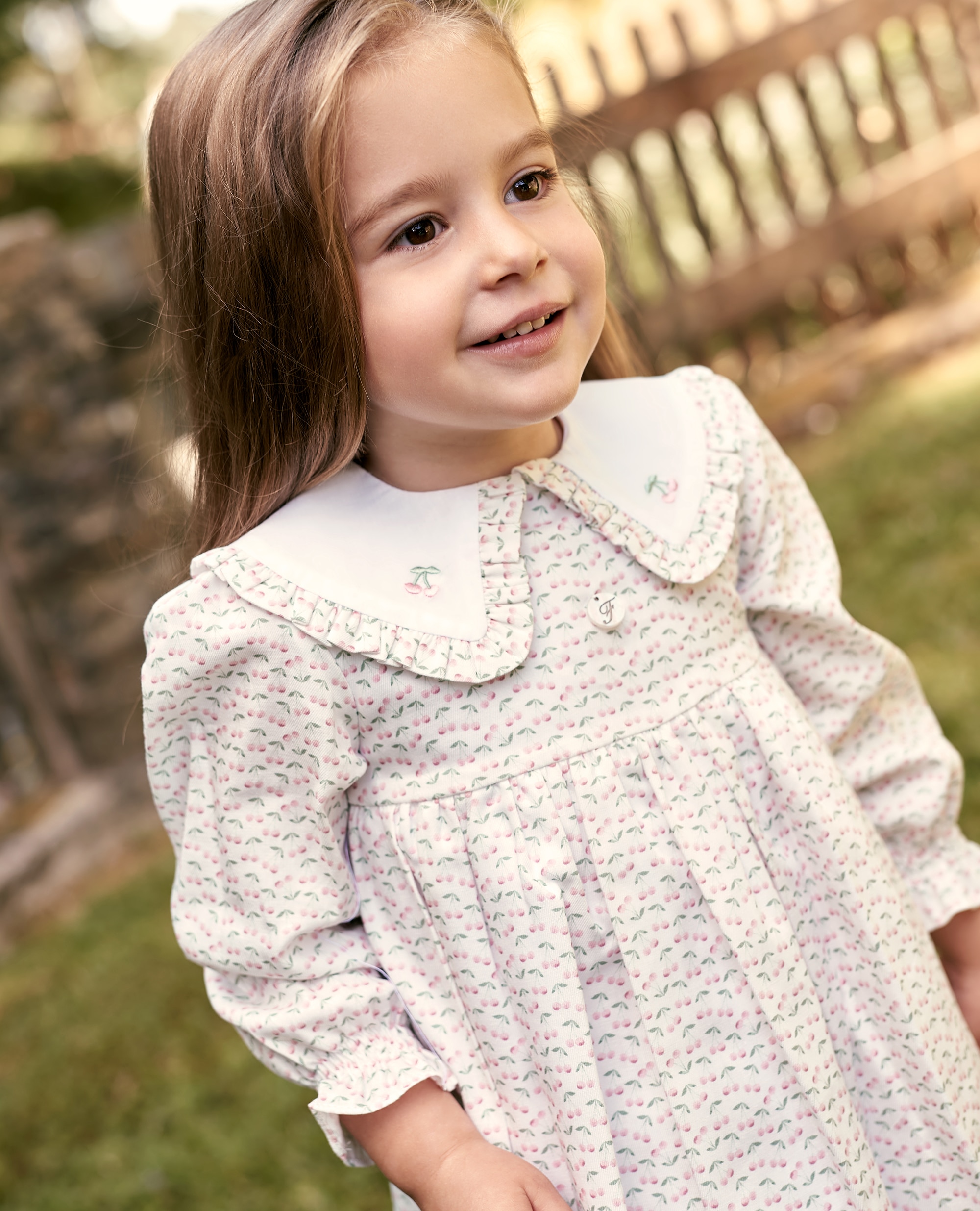 Imagen 1 de Vestido tela bebé niña con  cuello bordado en estampado de cerezas Rosa claro