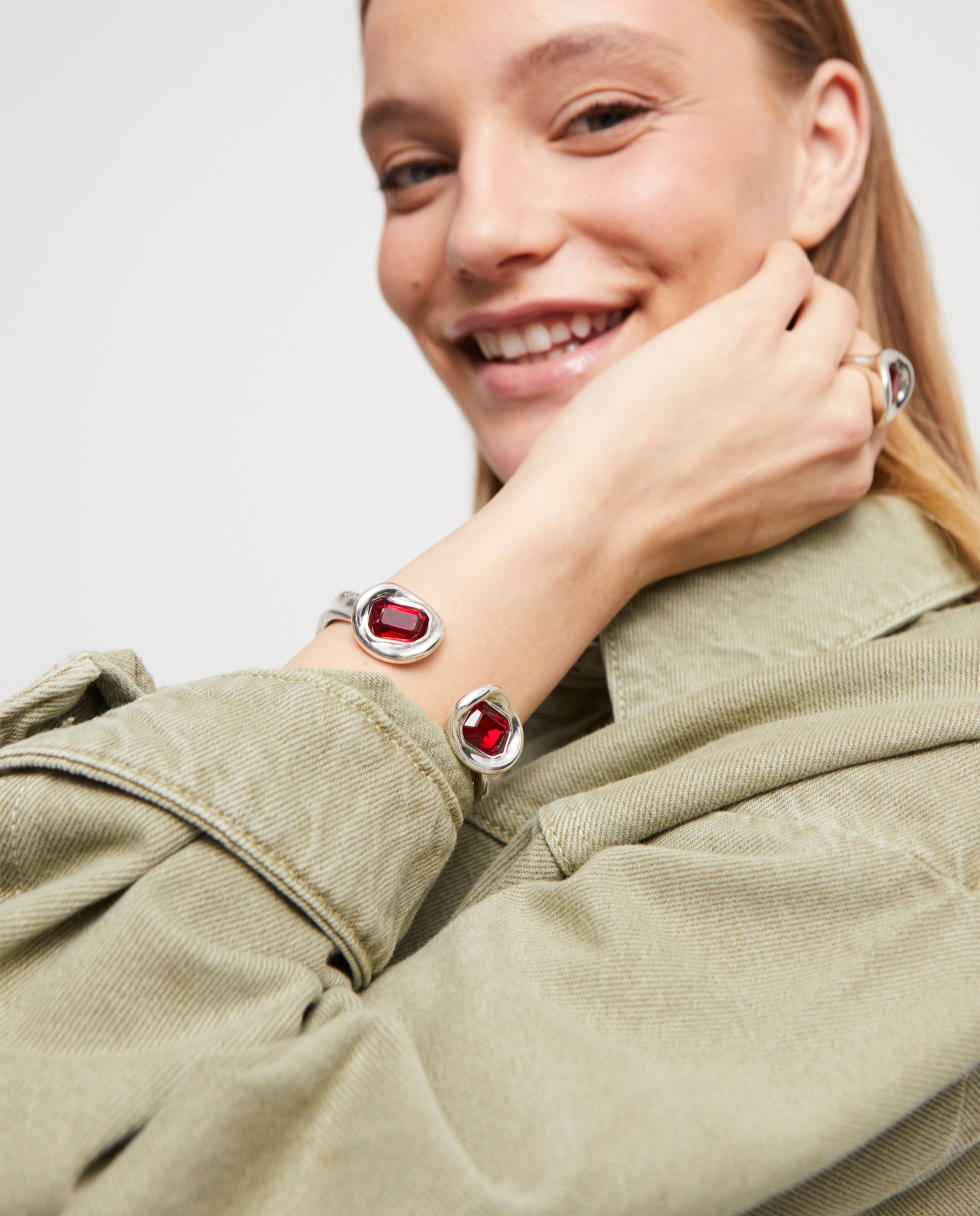 Pulsera rígida bañada en con dos cristales facetados rojos - UNO de 50 - Plata Plata-4