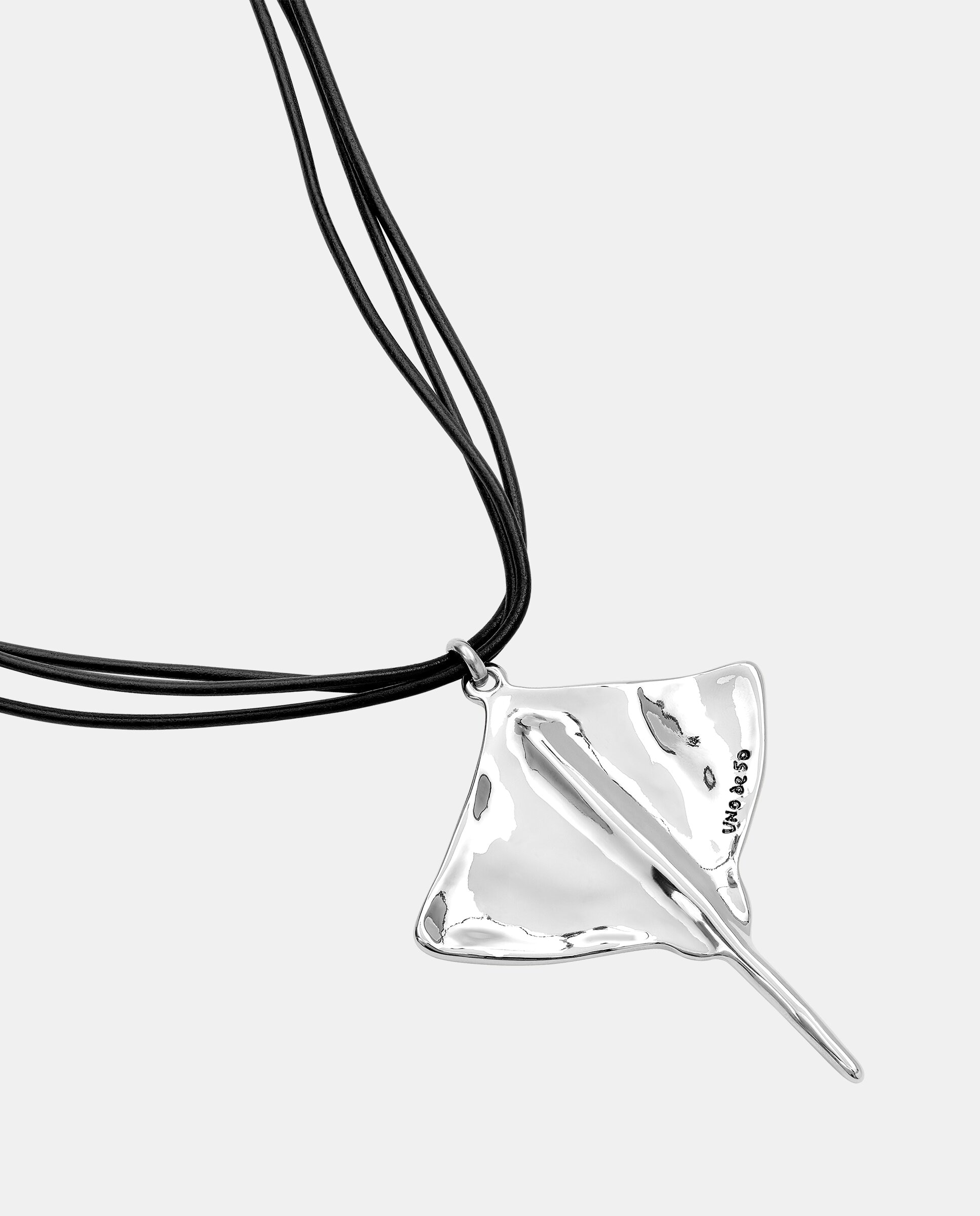 Colgante de cuero y baño en de ley con detalle de pez mantarraya - UNO de 50 - Plata Plata-4