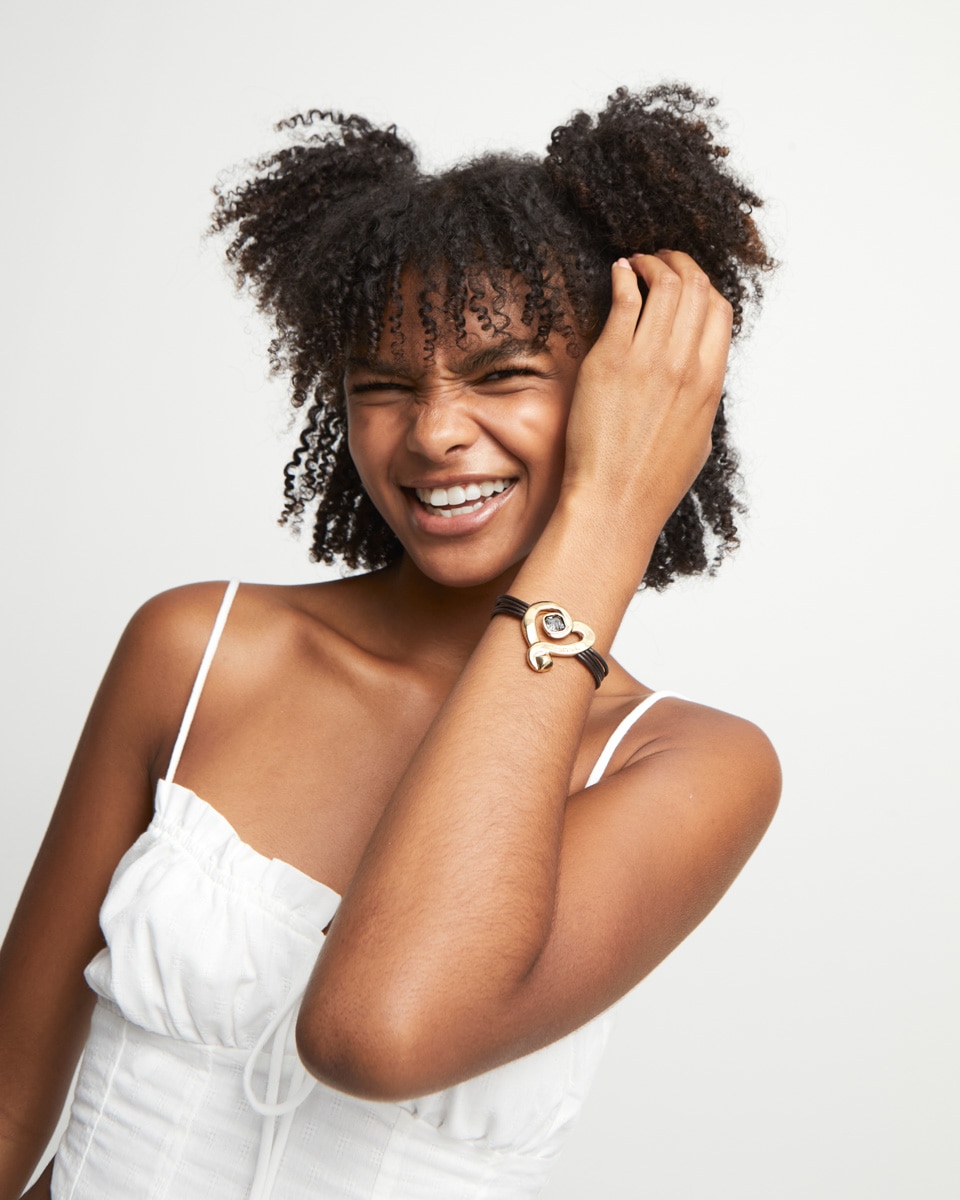 Imagen 5 de Pulsera de cuero con corazón bañado en oro 18k con cristal negro - UNO de 50 - Oro Oro